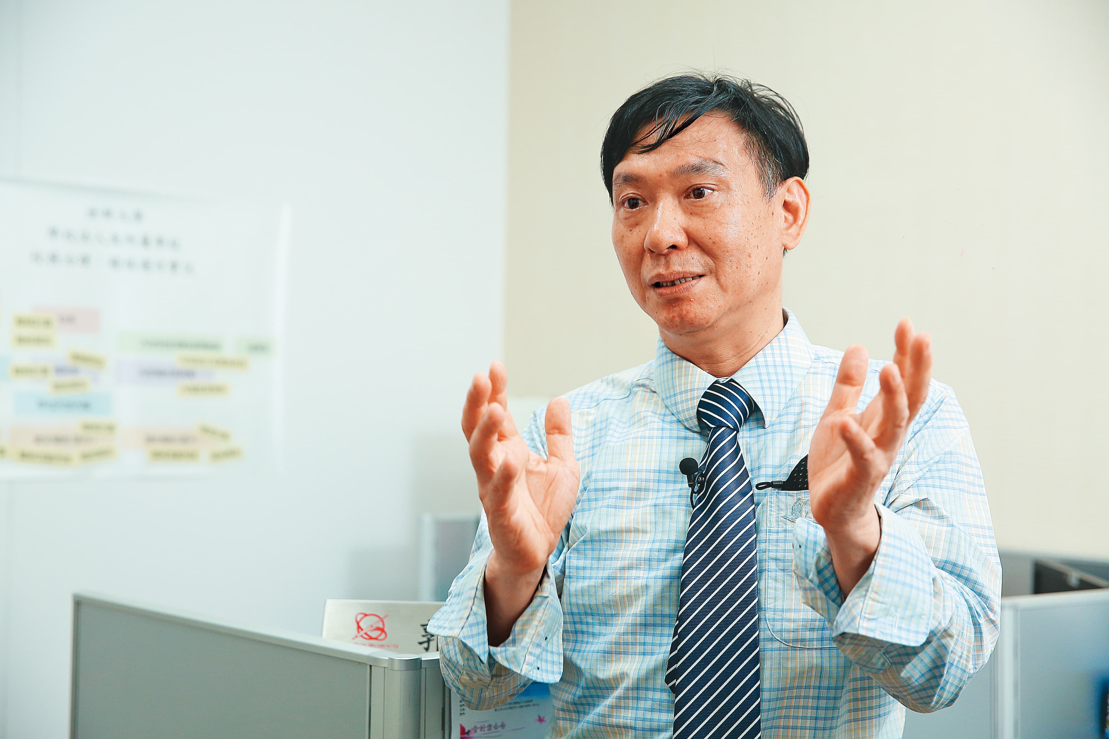 世新大學財金系副教授郭迺鋒強調，銀行必須將客戶視為資產，重新審視制定理專獎懲制度。