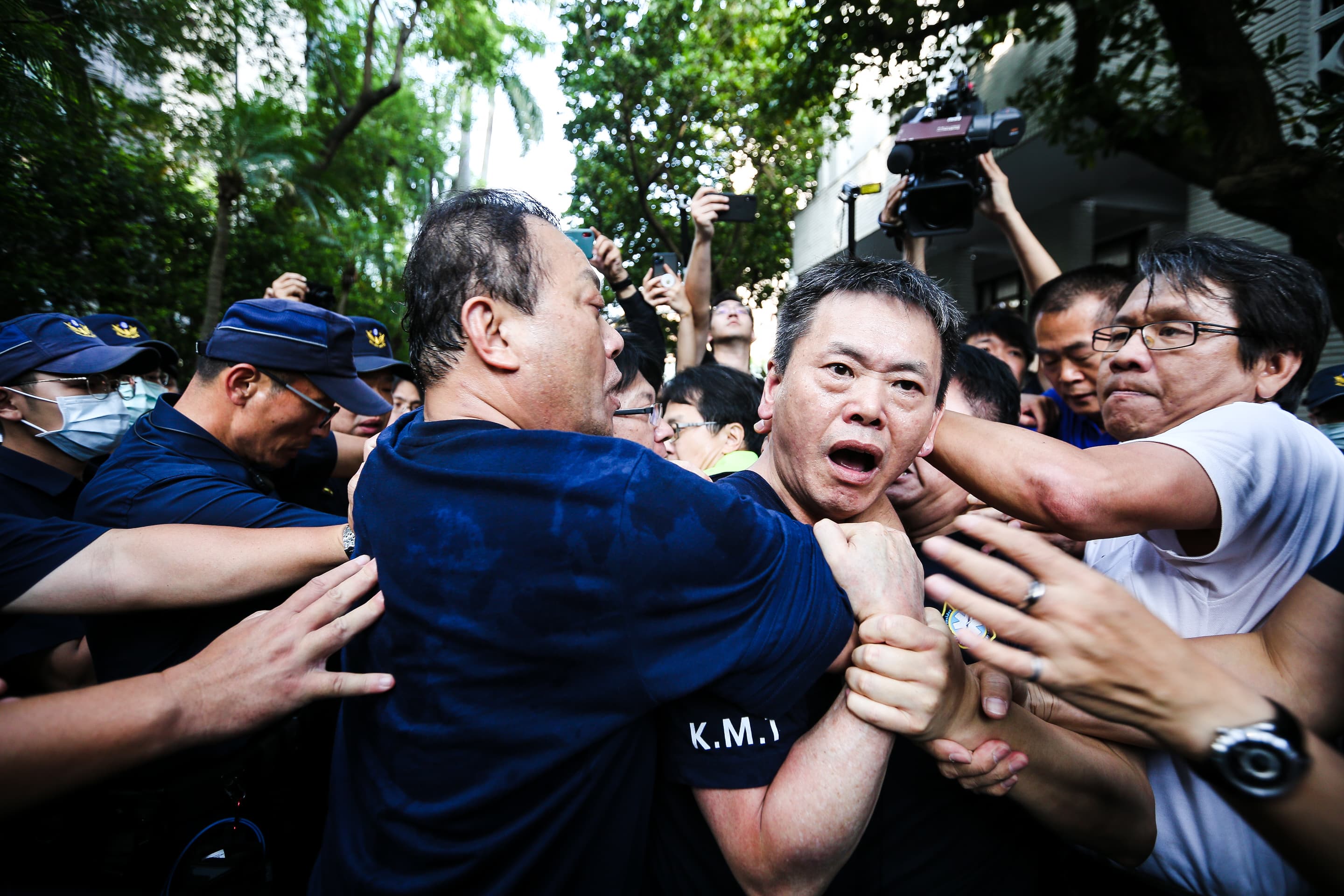 林為洲稱，員警、媒體亦不能介入立委間的攻防跟肢體衝突。