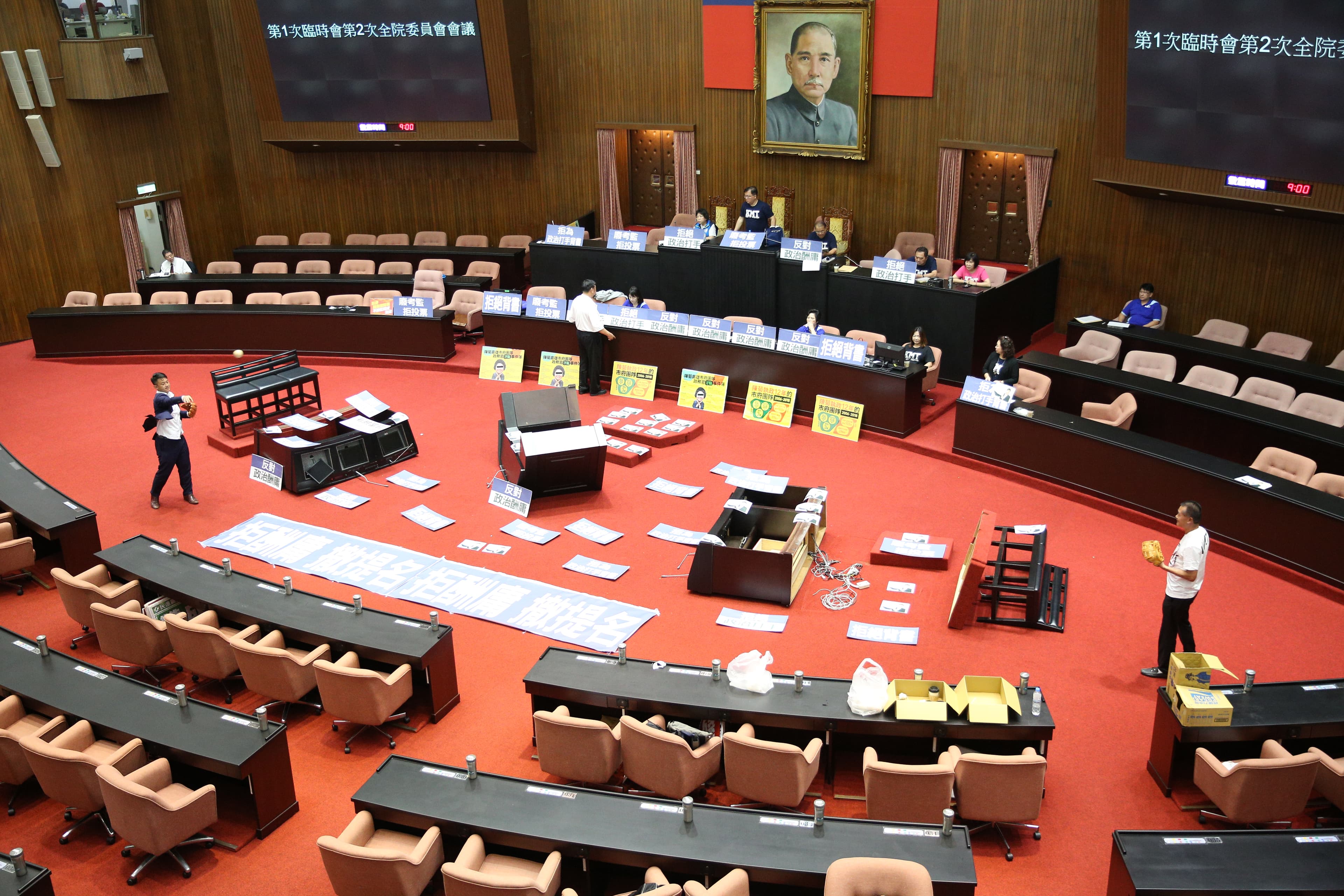 陳柏惟和林文瑞在議場內玩起傳接球，形成另類的有趣畫面。