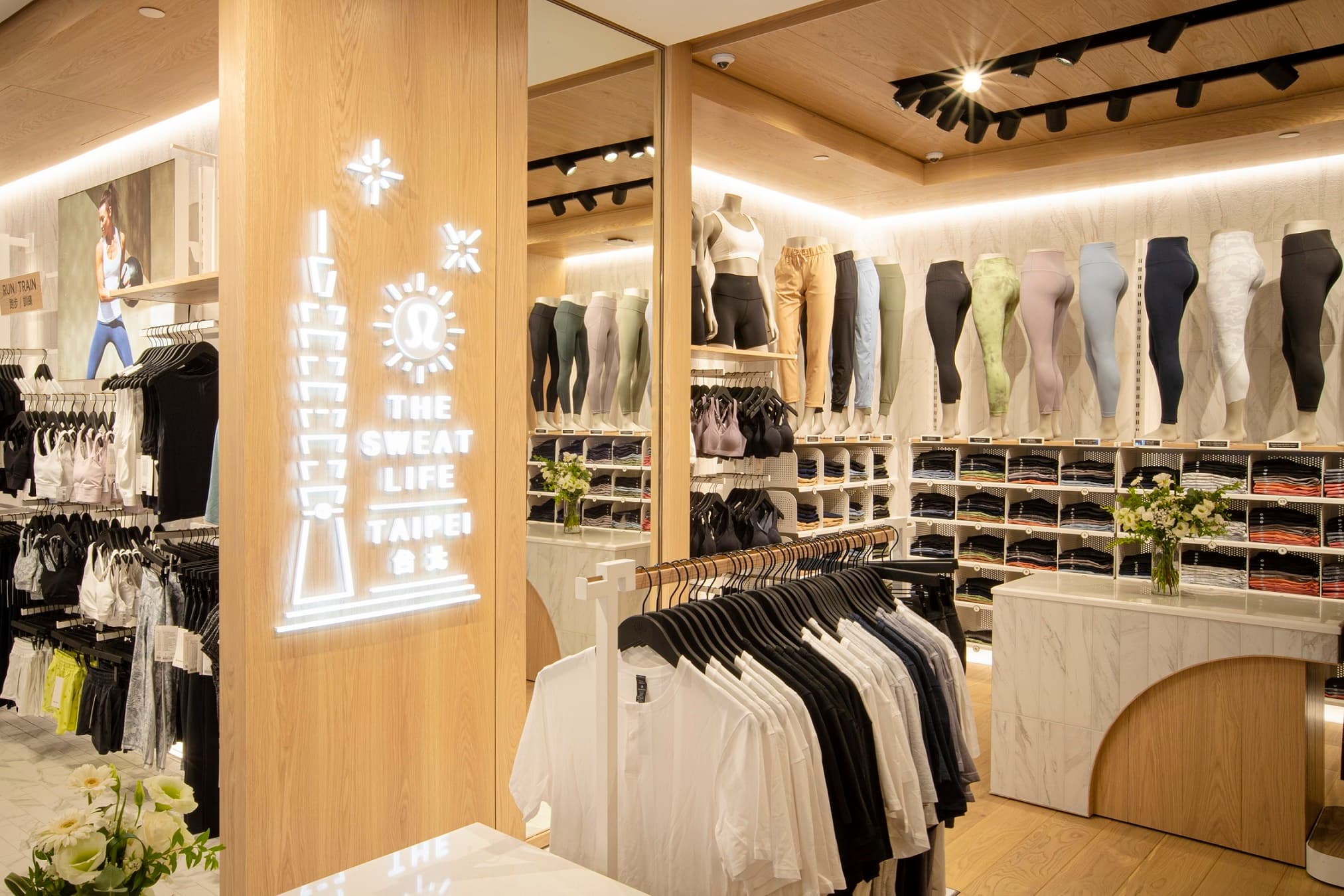 lululemon台北101門市占地約50坪，運用台灣磚瓦建築作為靈感取材，並精心在試衣間妝點台灣花布。