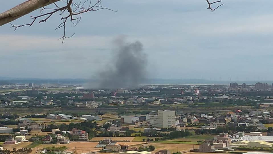 OH-58D戰搜直升機發生墜毀事故，遠處就可以看到濃濃黑煙。（翻攝自新竹大小事臉書）