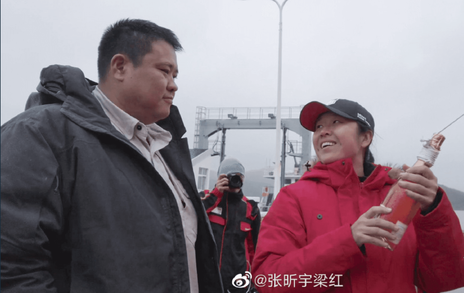 夫妻倆感情深厚，在旅途中互相扶持讓人為之動容。（翻攝張昕宇梁紅微博）
