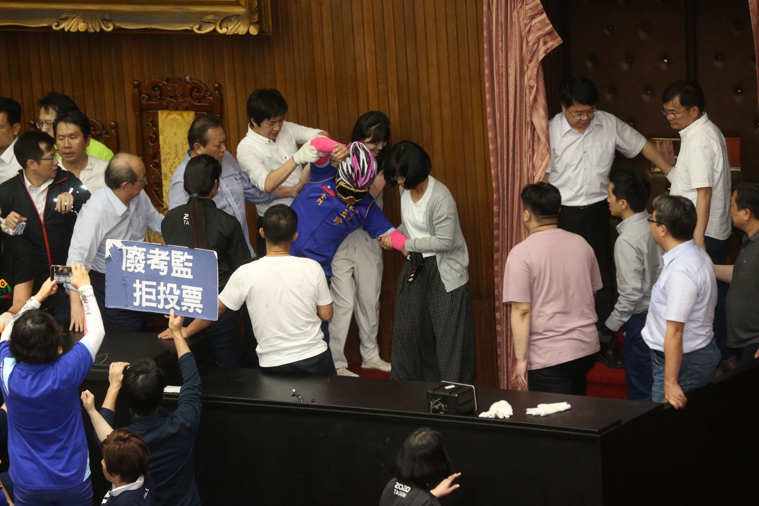 陳玉珍最後被站在一旁的綠委王美惠多拳襲擊，多位民進黨立委也強行拉走她。
