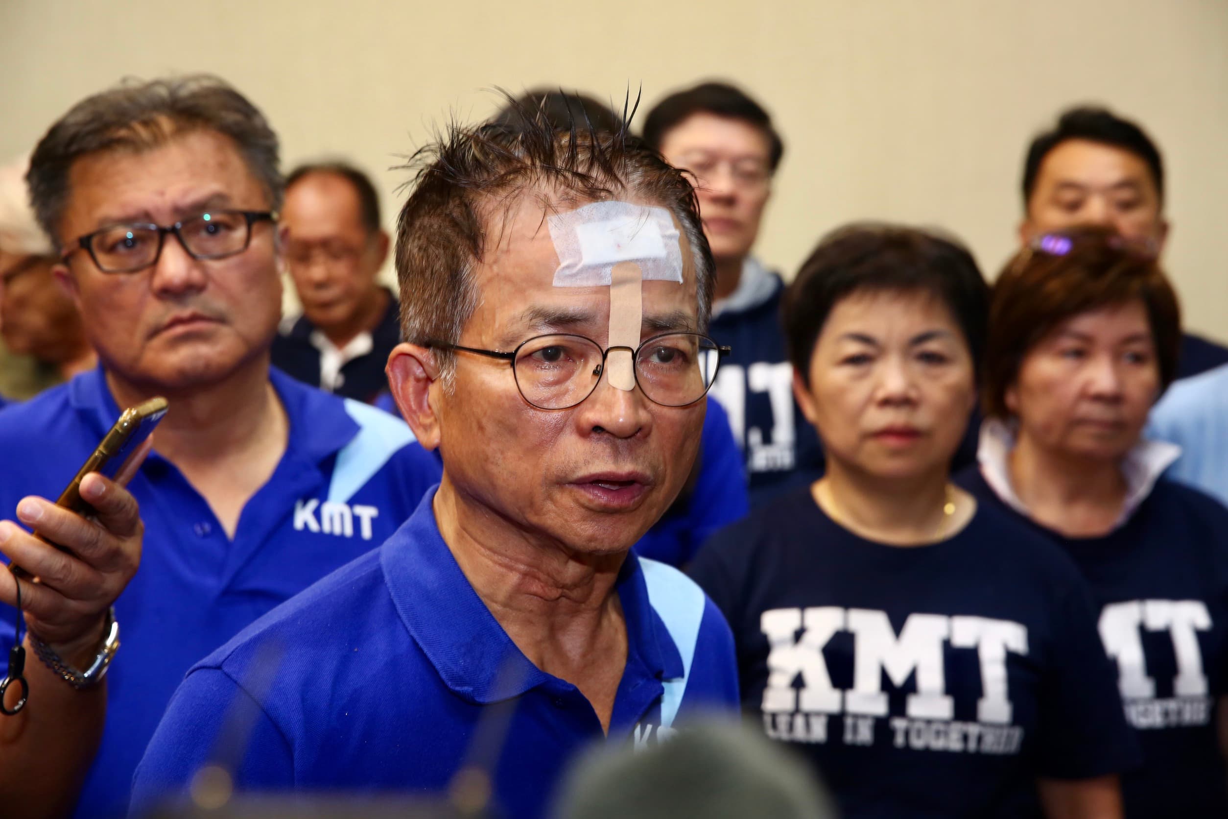 國民黨立委賴士葆頭部在混亂中受傷，貼上T字形OK繃。