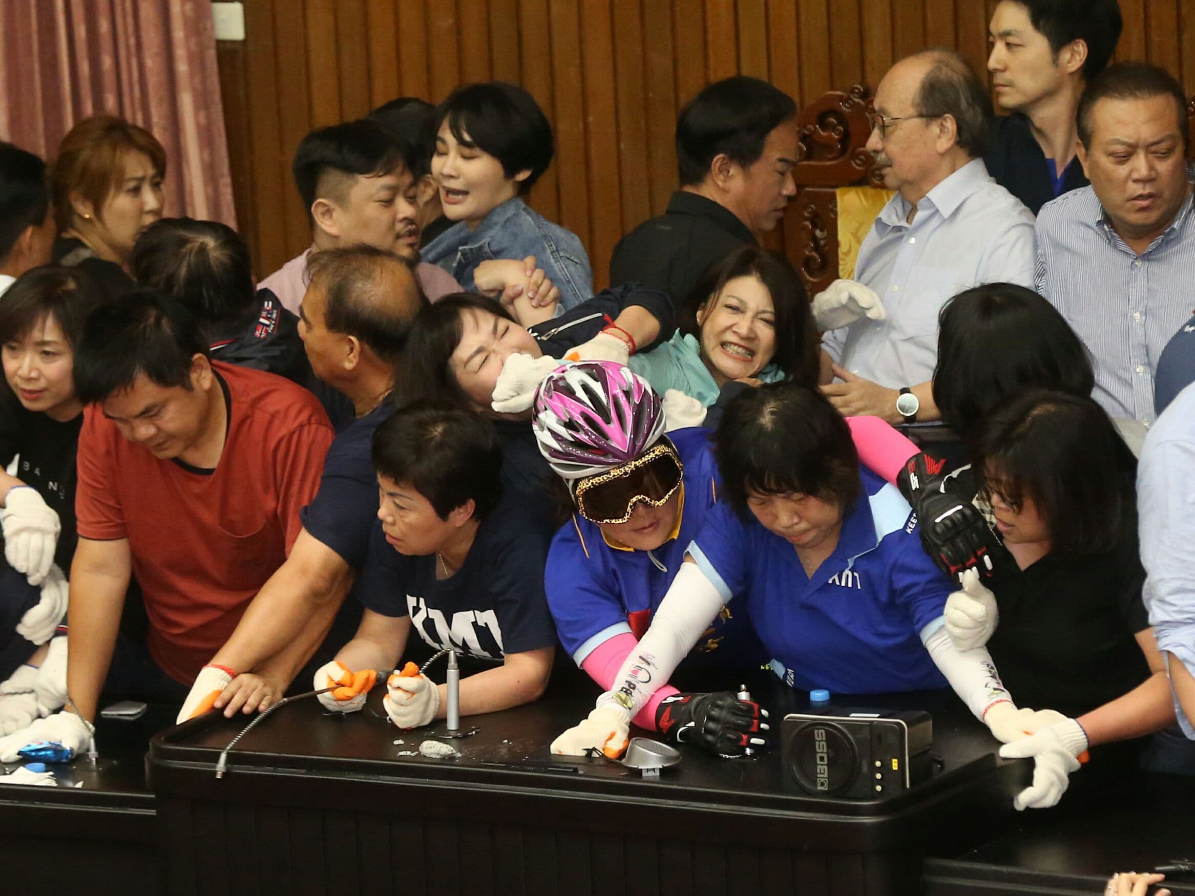 國民黨立委占領主席台，民進黨立委發動清場。