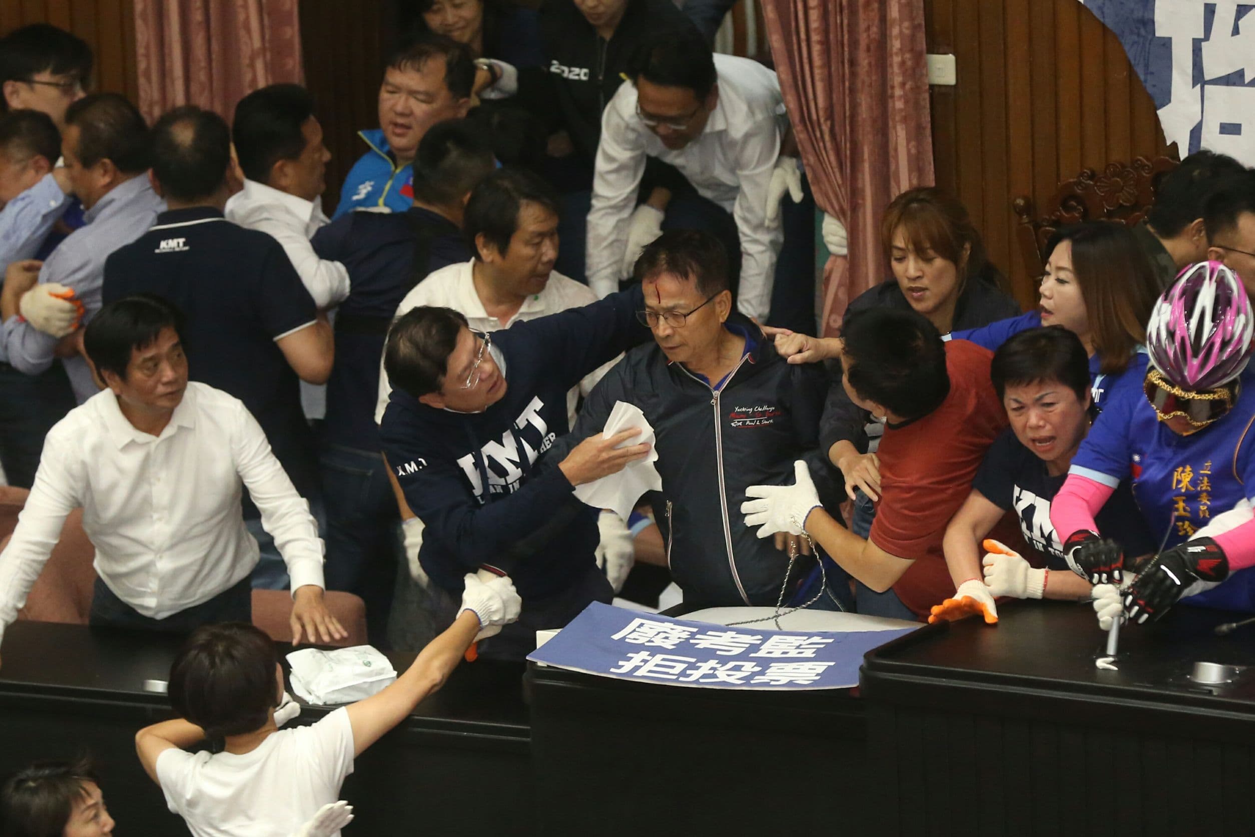 國民黨立委賴士葆在混亂中受傷，藍綠委紛紛上前關心傷勢。