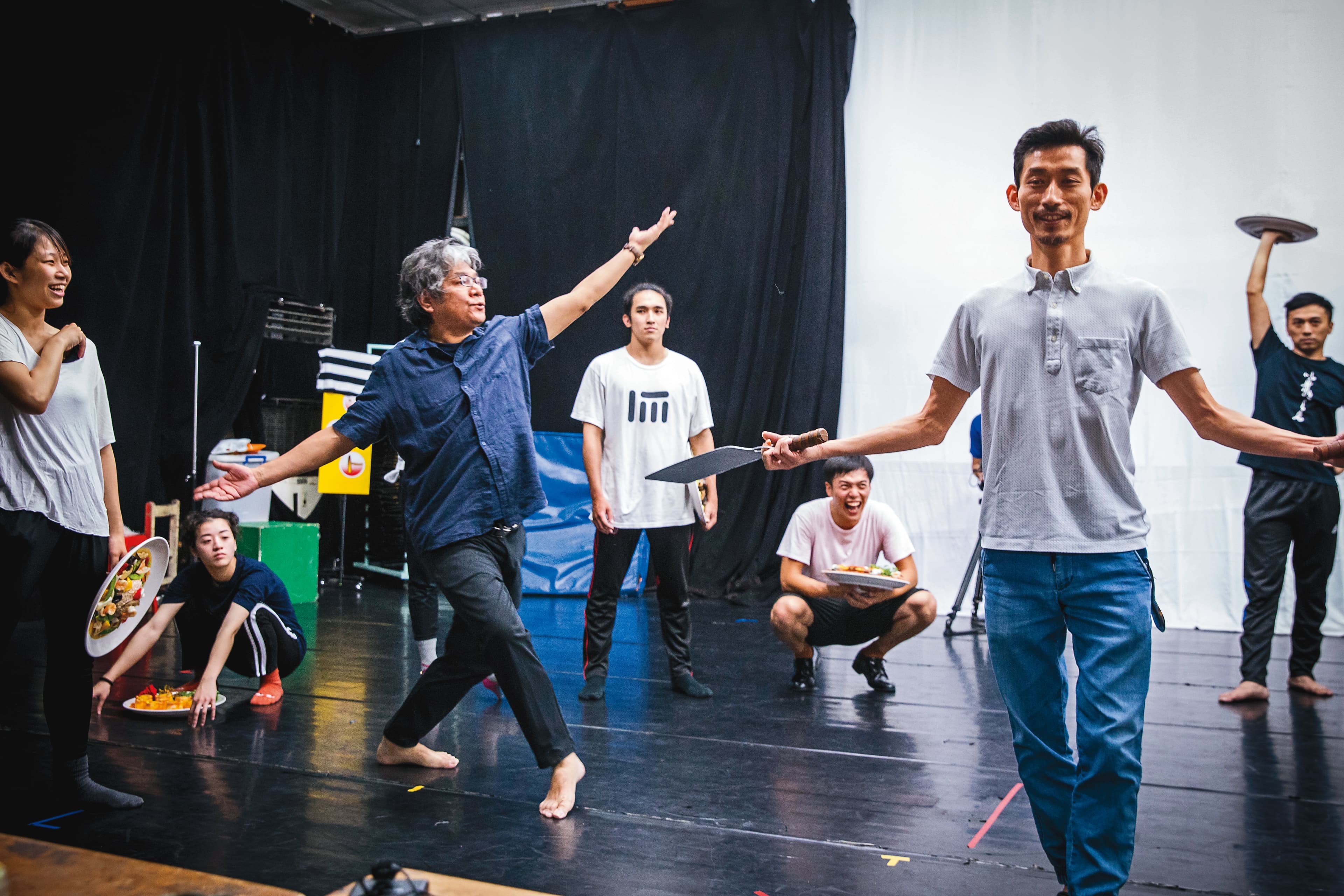 為了端午節總統府前演出，李永豐（左2）指導演員排練音樂劇《再會吧！北投》，親自示範肢體演出與走位。在劇場，他嚴肅也嚴格。