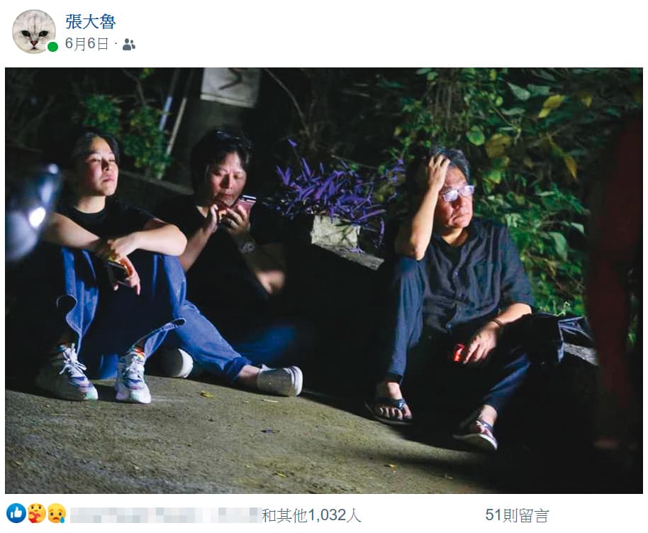 6月6日紙風車八里工作室遭逢火災，李永豐（右）第一時間與同事們前往現場。他們看大火燒了6小時才離開。（翻攝自張大魯臉書）