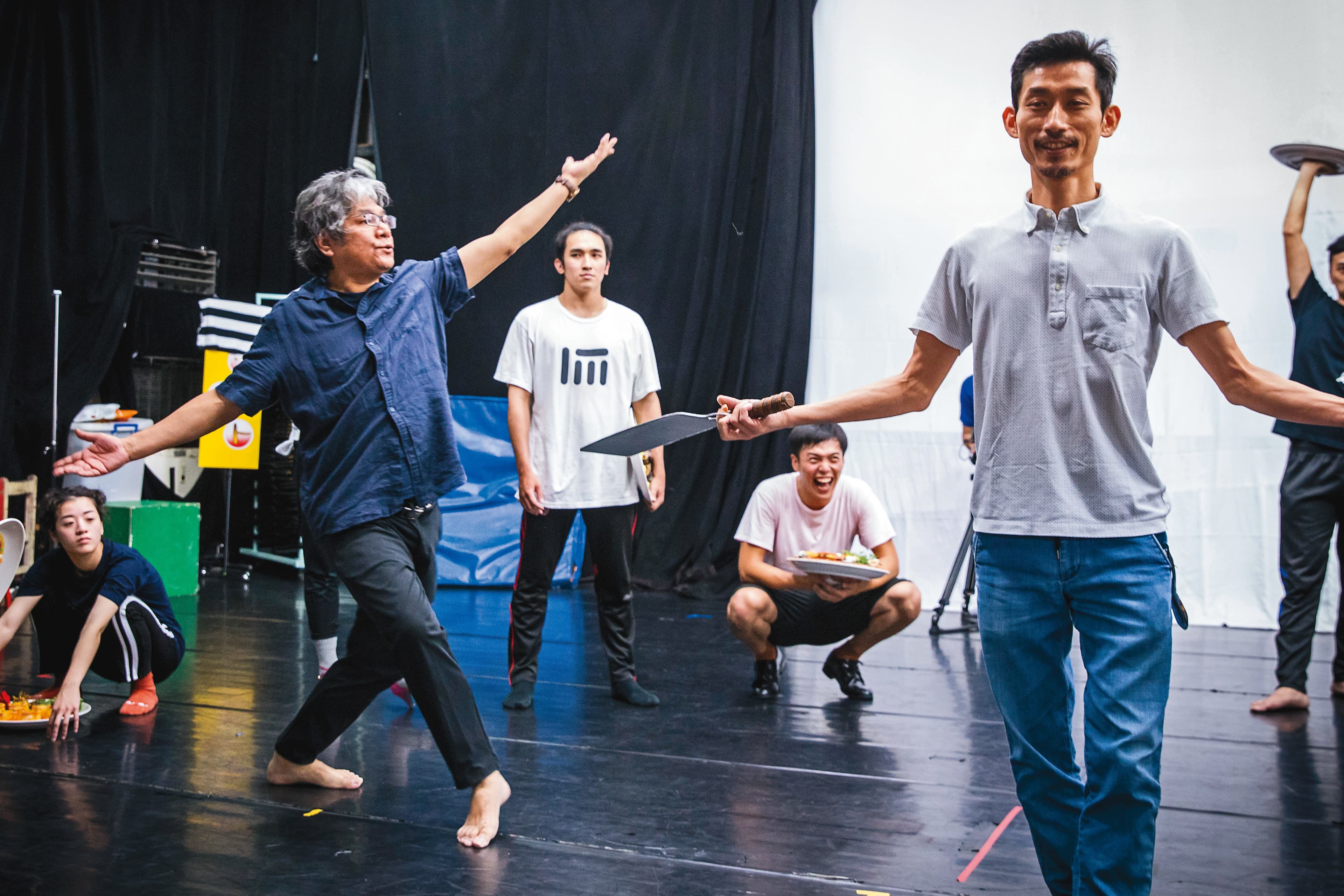 為了端午節總統府前演出，李永豐（左2）指導演員排練音樂劇《再會吧！北投》，親自示範肢體演出與走位。在劇場，他嚴肅也嚴格。