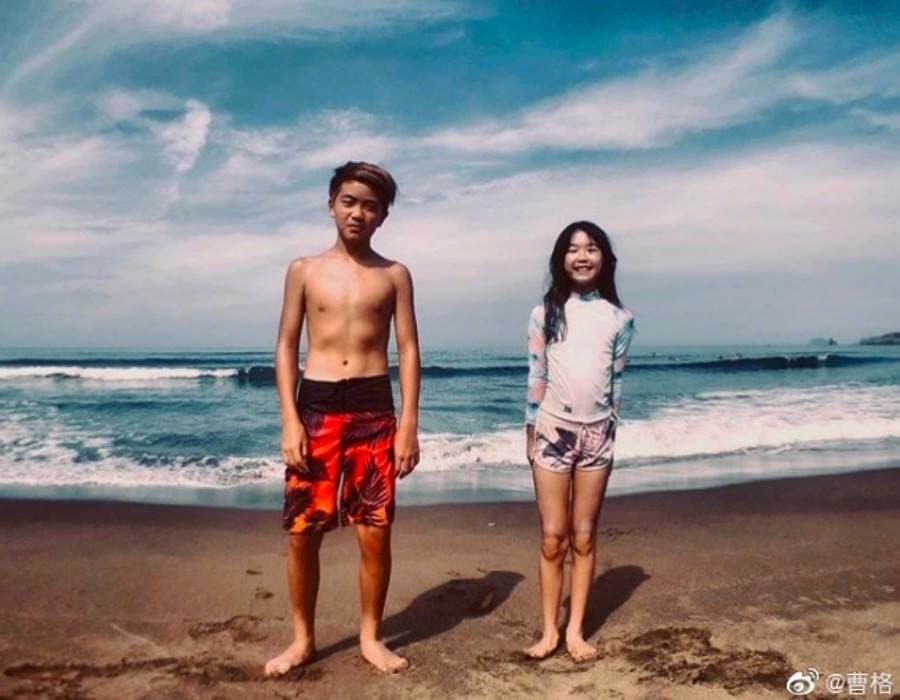 曹格一對兒女都有吳速玲的筆直筷子腿。（翻攝自曹格微博）