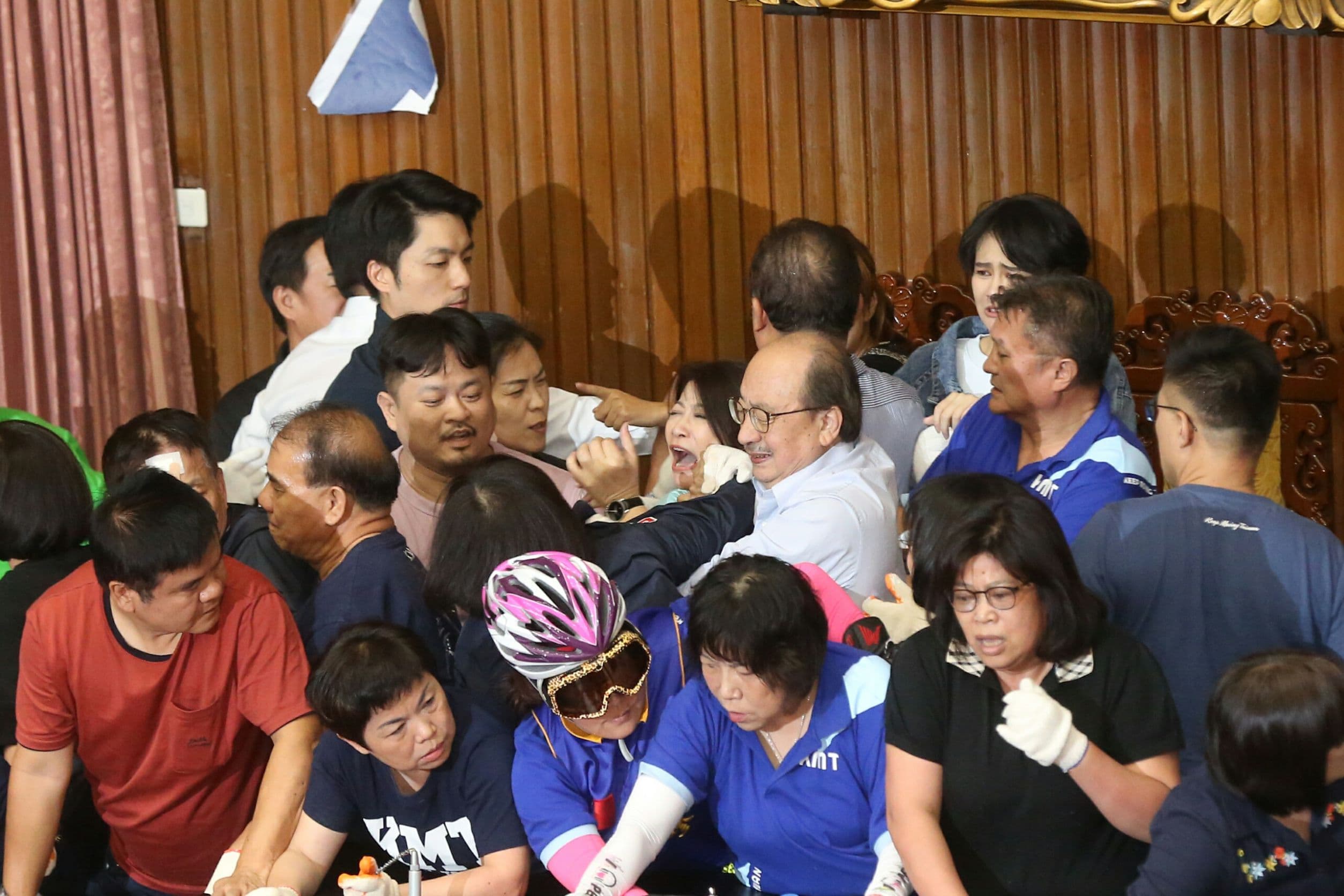 民進黨立委林楚茵想把國民黨立委呂玉玲拉開，右手被對方一口咬住。