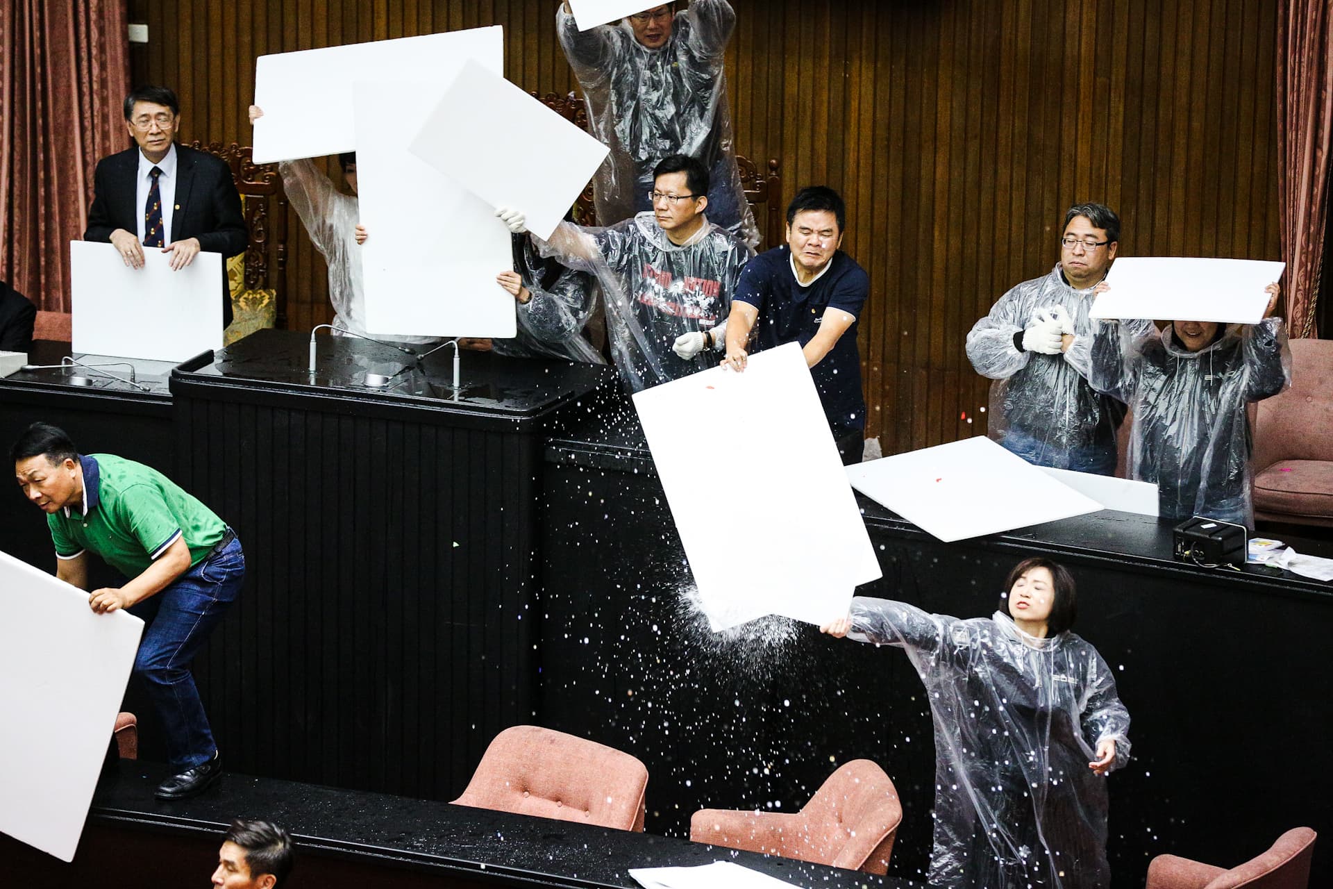 藍綠立委在立院議場內上演水球大戰，王婉諭對此亂象痛批是最壞身教。