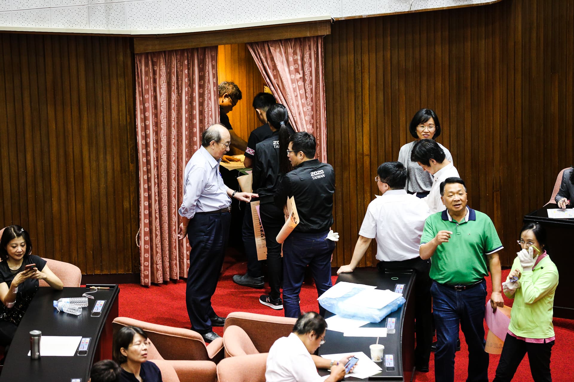 民進黨立委在混亂中取得選票，完成同意權案投票。