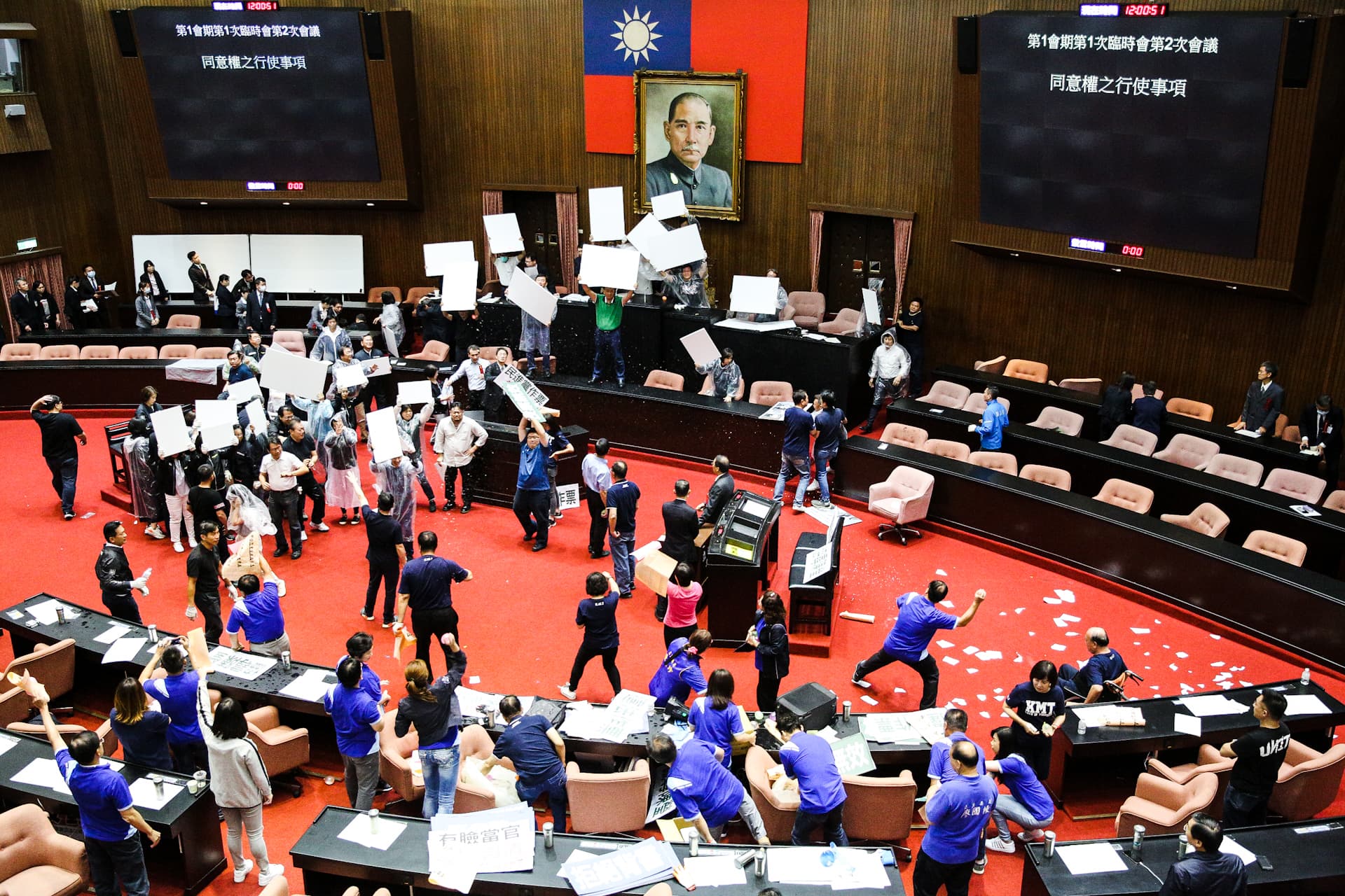藍綠立委在立院大亂鬥，互相阻止對方拿到選票。