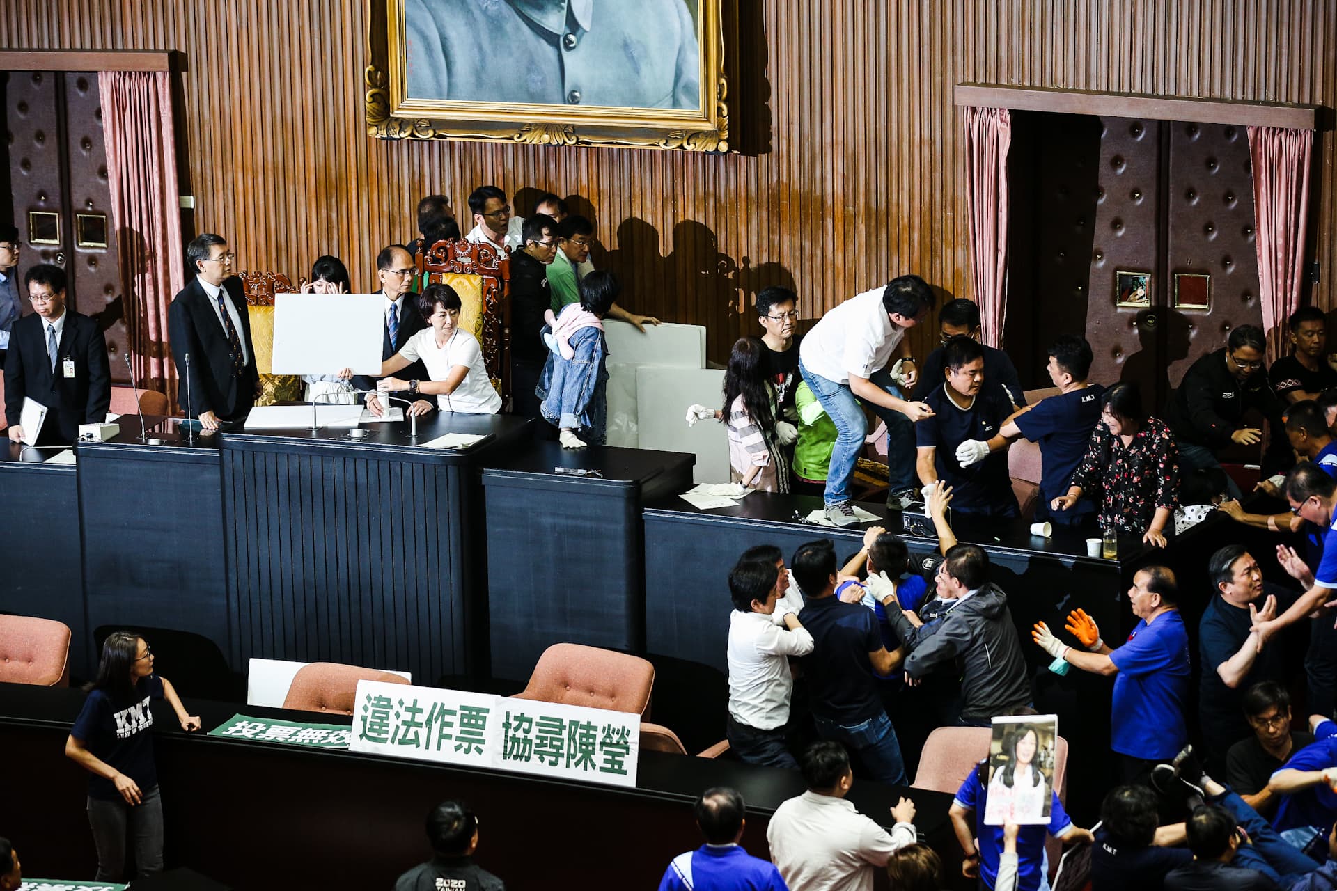國民黨團質疑綠委陳瑩不在場，卻有投票紀錄，疑似代投。