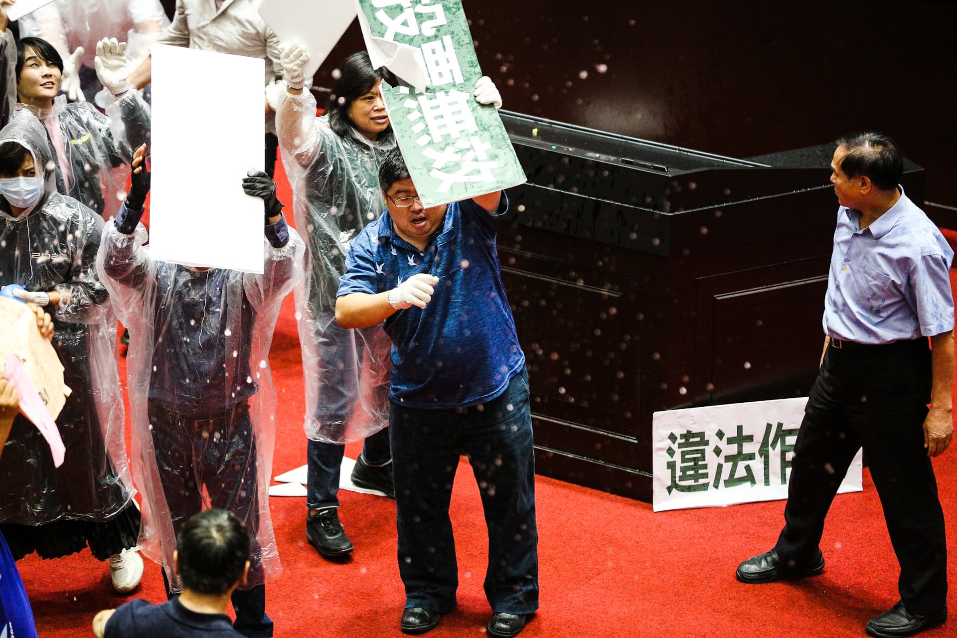 國民黨團發動「水球大戰」，民進黨則以珍珠板擋住水球。