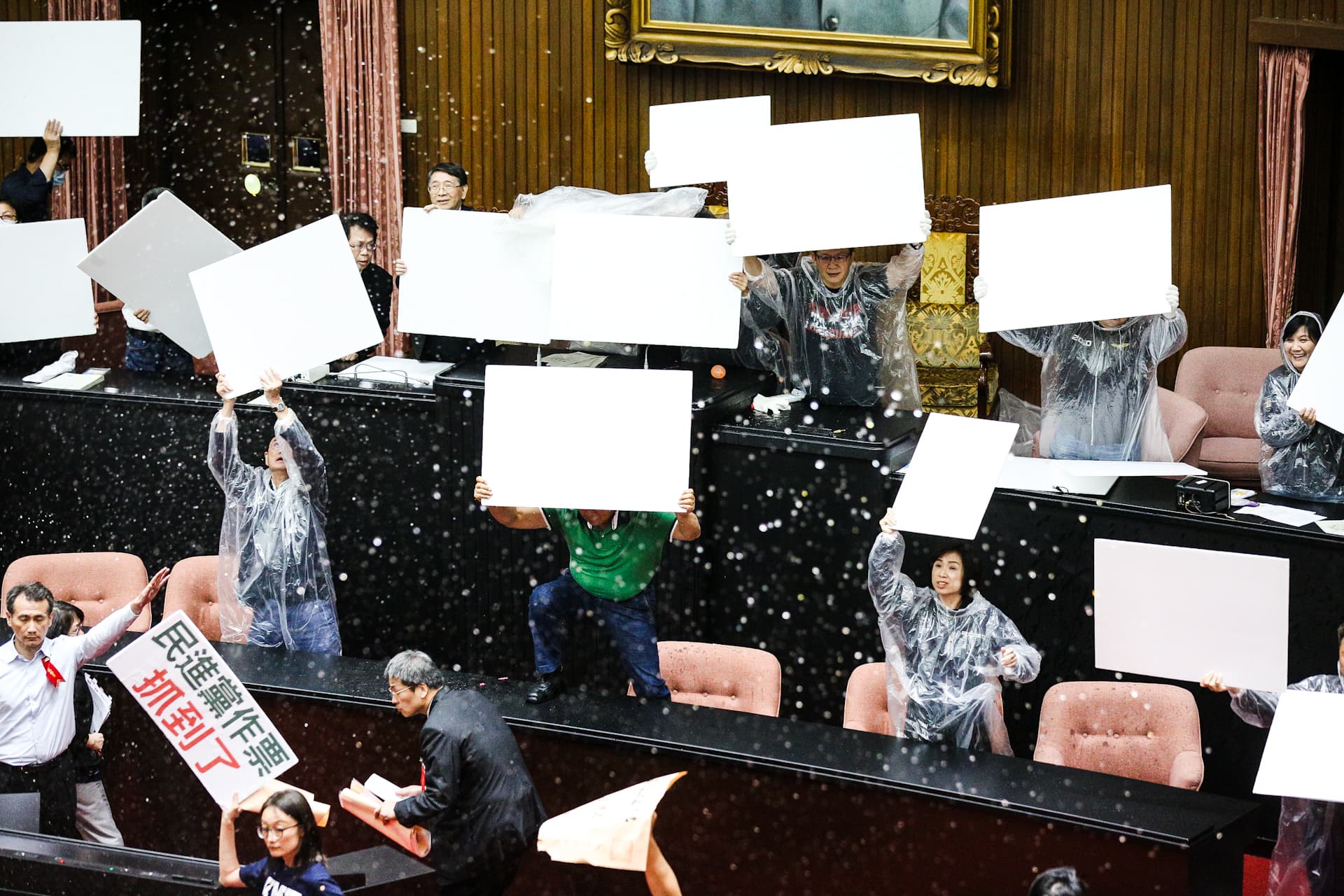 國民黨團發動「水球大戰」，使議場頓時水花四濺。