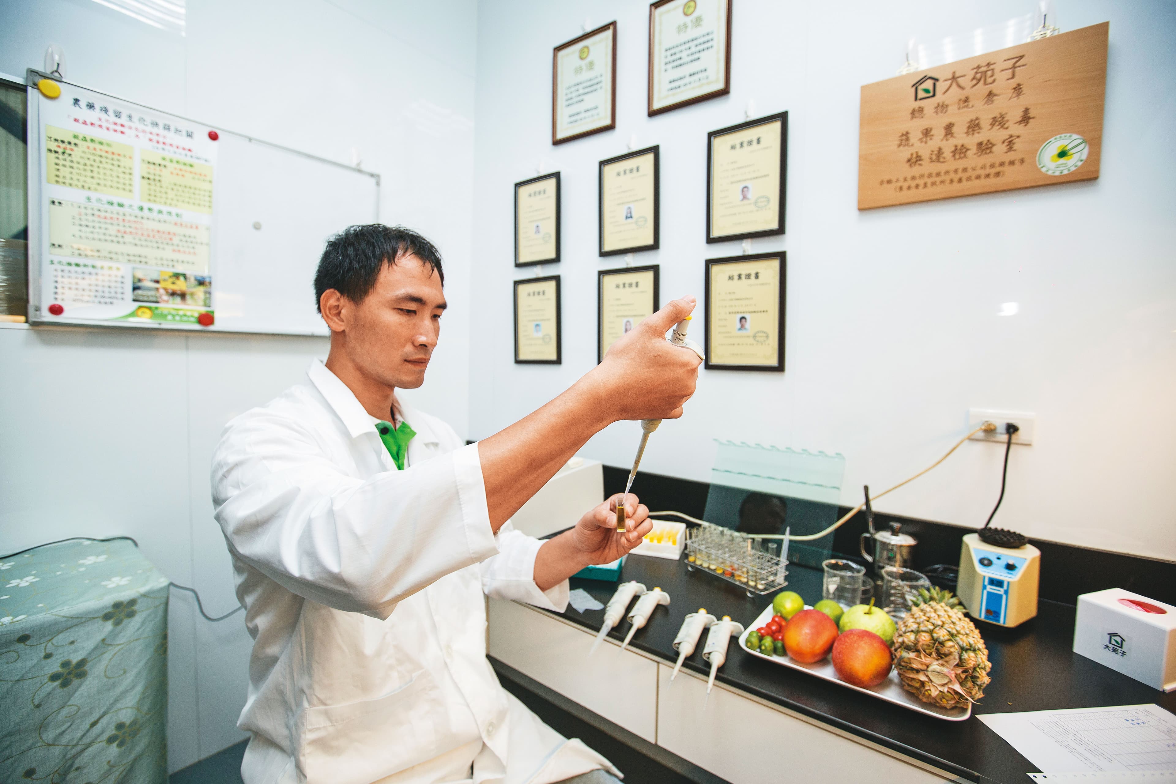 大苑子從水果產地就層層把關，每天出貨前，一定作好農檢。