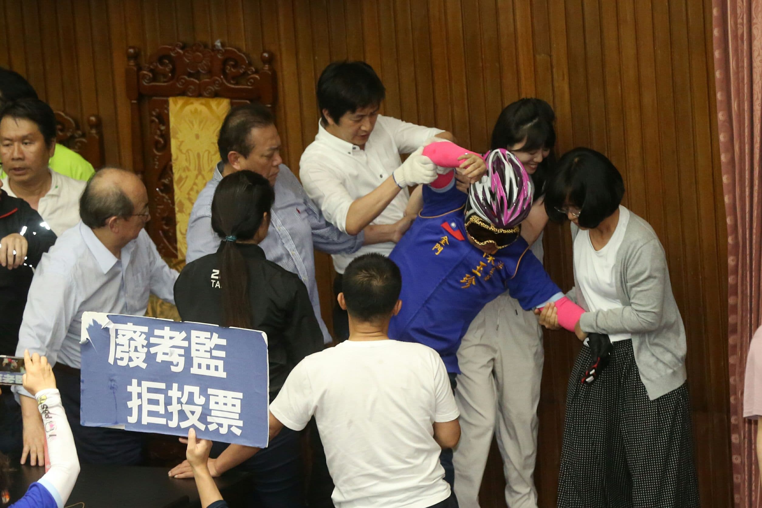 陳玉珍獨自死守主席台約50分鐘後，才被眾多綠委抬出現場。