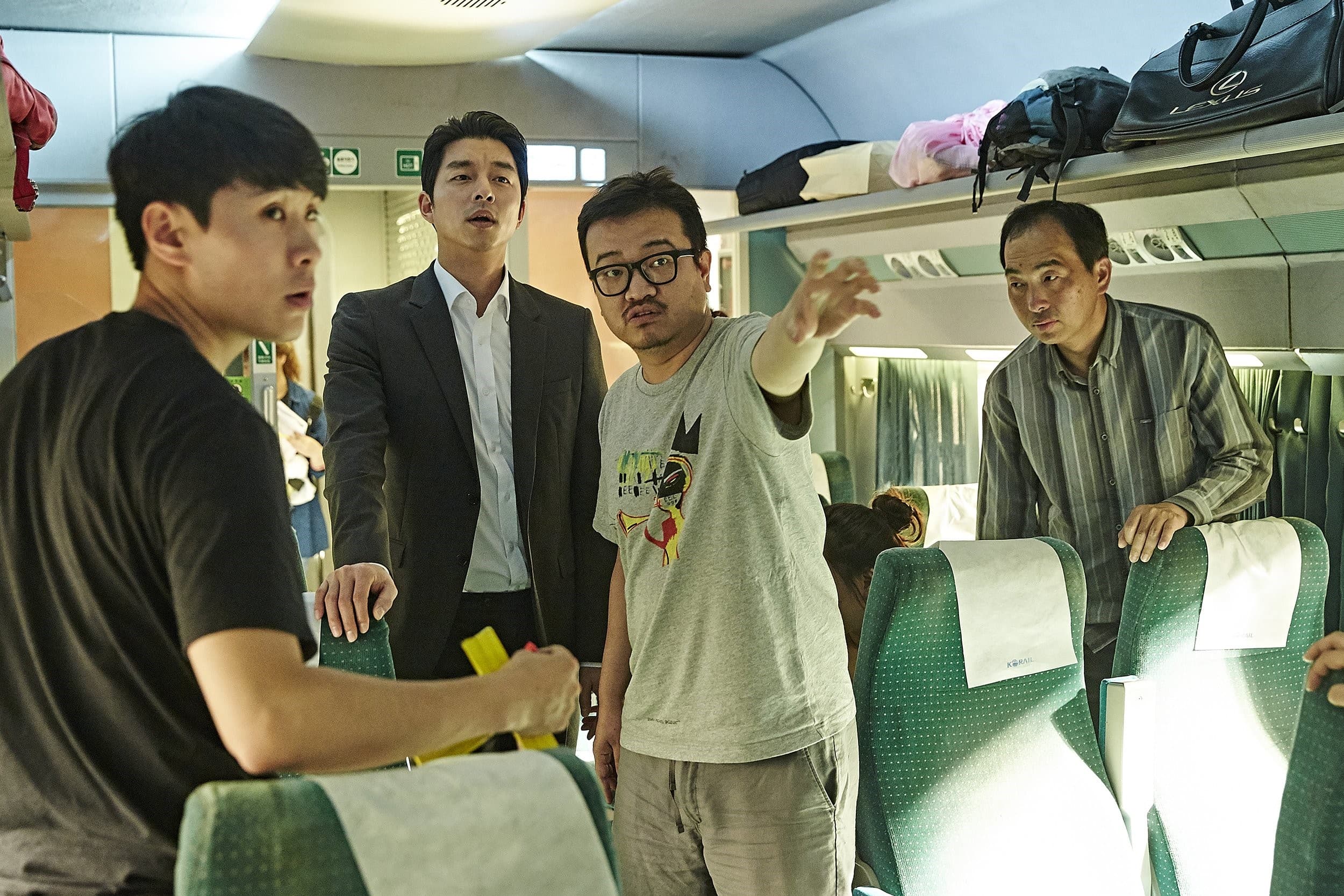 延尚昊（右二起）首次執導的真人片《屍速列車》在海外大放異彩，也帶旺主角孔劉的人氣。（翻攝daum movie）