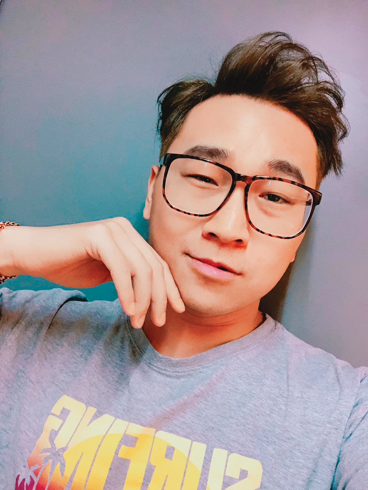 王子（劉興偉）：曾涉獵職人（麵包冠軍師傅）經紀工作，擔任宥勝的經紀人4年，現任職於喜鵲娛樂經紀部。