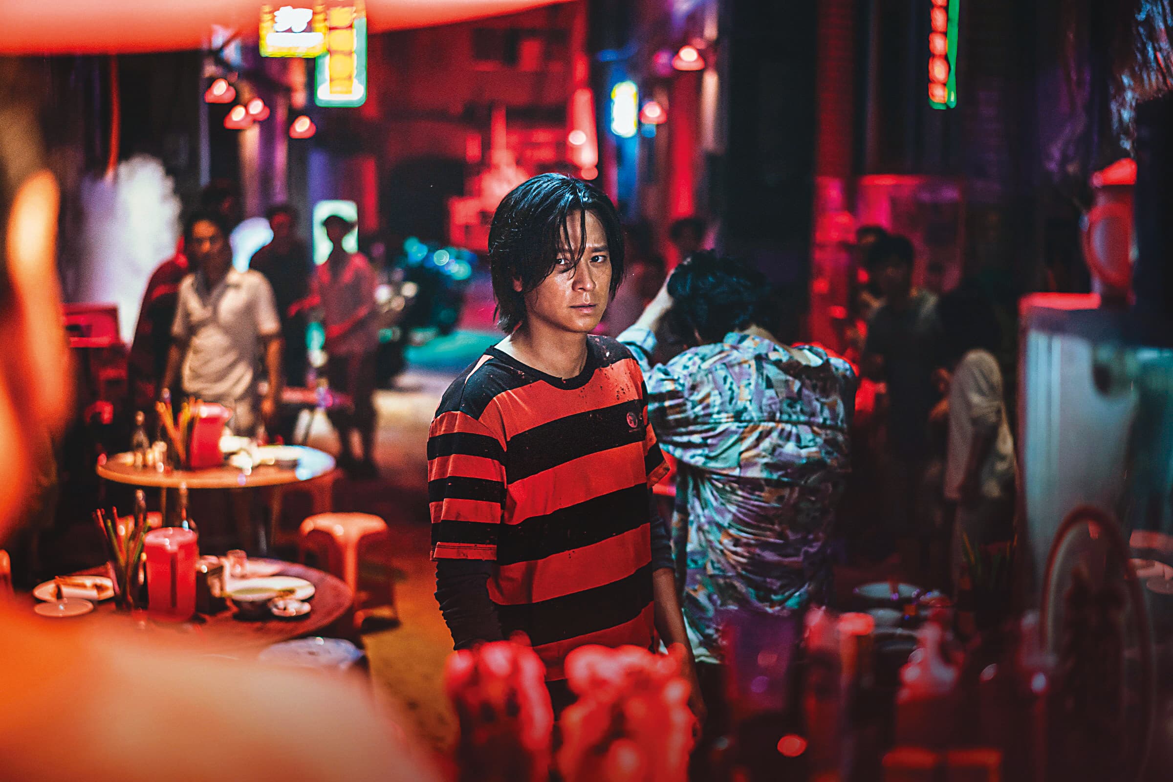 《屍速列車2：感染半島》中，姜棟元為活命逃亡至香港，淪為難民。（車庫娛樂提供）