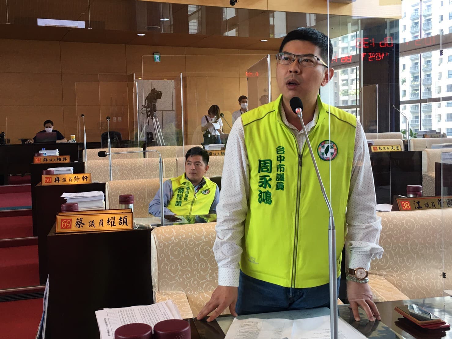 議員周永鴻表示，民政、衛生兩局處不應互踢皮球，得有人主政，負責殯儀館的行政相驗。（讀者提供）