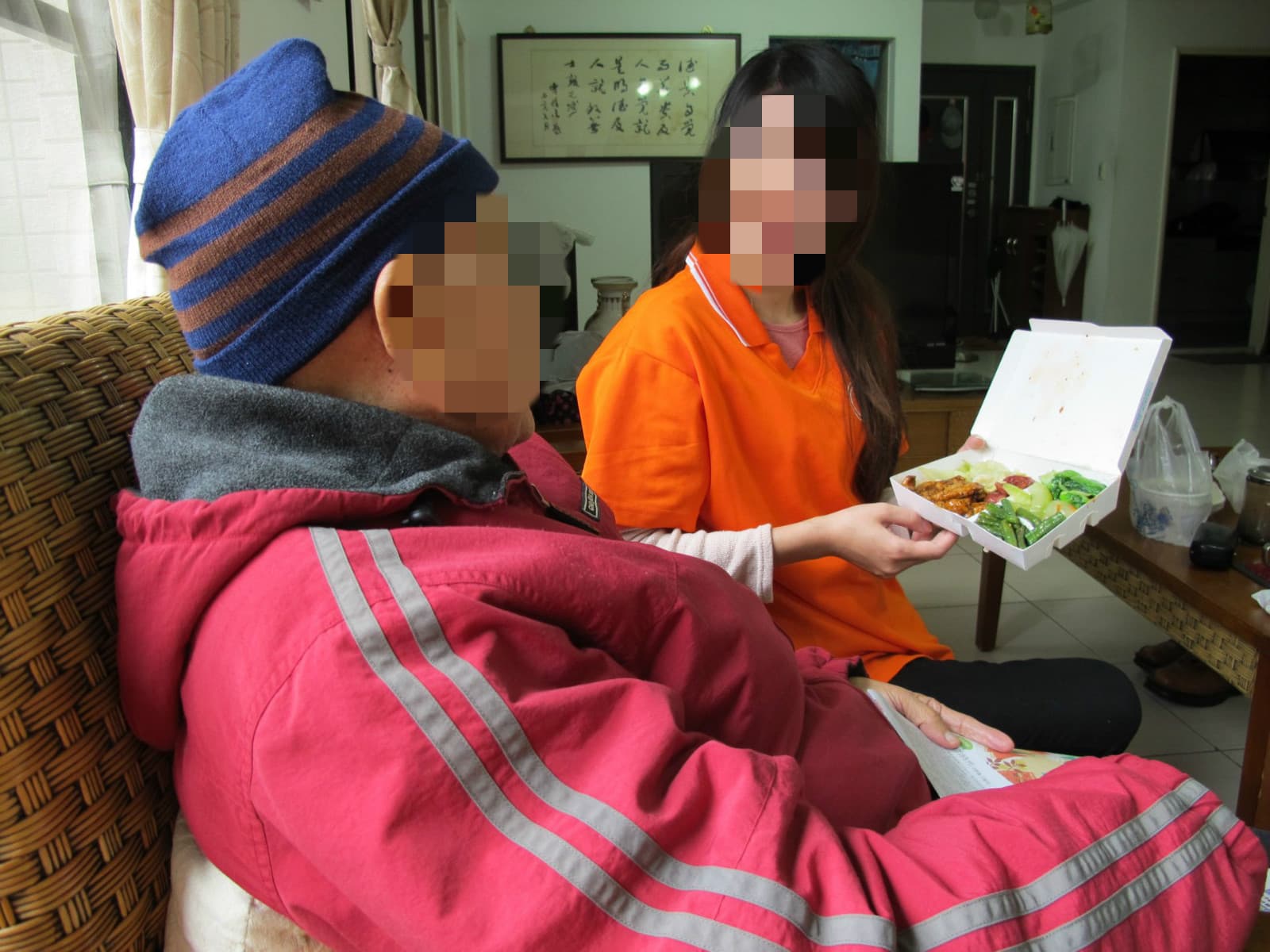 本是櫃姐的林女，因「想要看見長輩的笑容」而退去華服投身長照工作。（翻攝弘道老人福利基金會臉書）