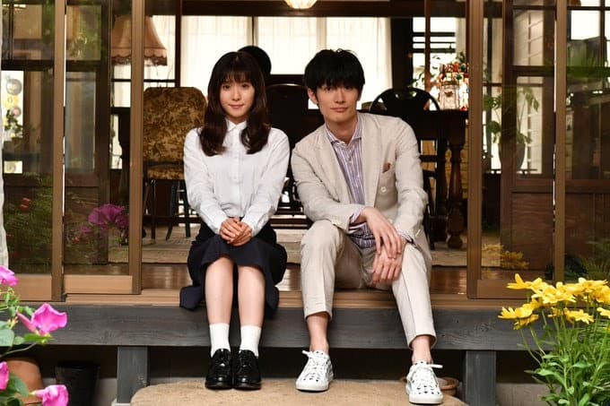 三浦春馬（右）主演新劇《錢的盡頭是愛情的開始》在推特上悼念他。（翻攝《錢的盡頭是愛情的開始》推特）