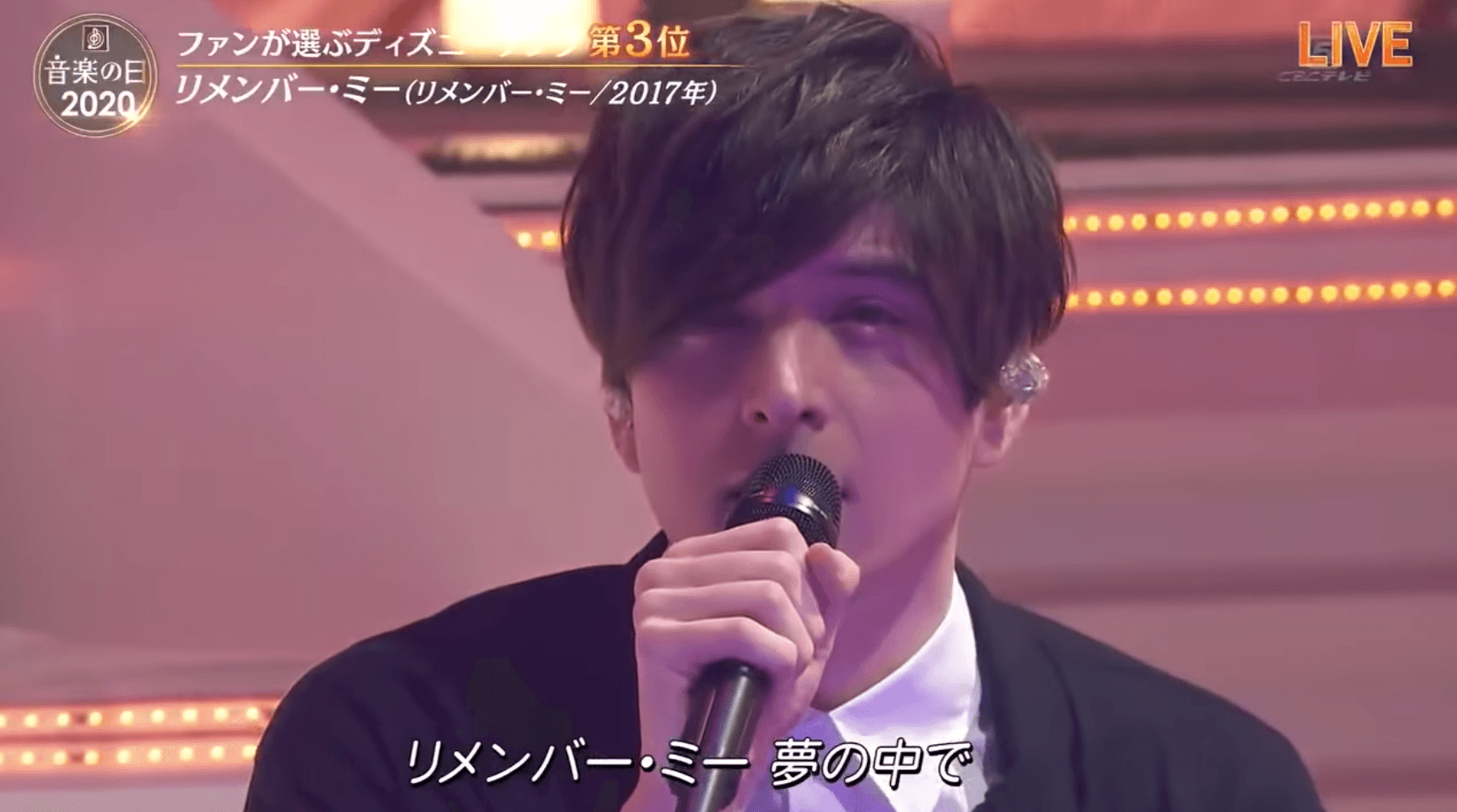 城田優一共演唱2首歌，唱第2首歌時，眼睛已因為哭得太厲害腫得不像話。（網路圖片）