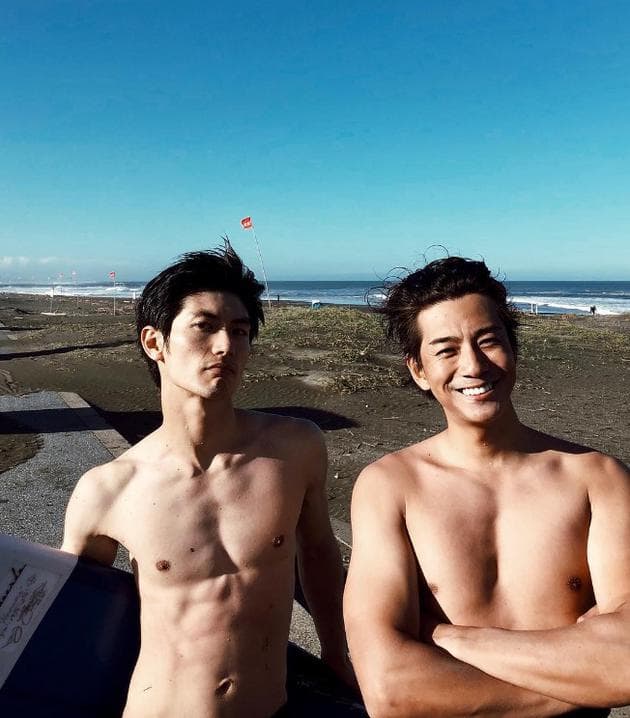 三浦春馬（左）與三浦翔平常常相約一起衝浪。（網路圖片）
