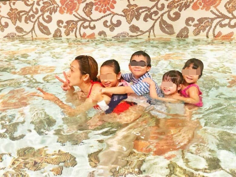 蔣麗莎與陳浩民結婚5年，生了4個小孩，身材依然保持火辣辣。（網路圖片）