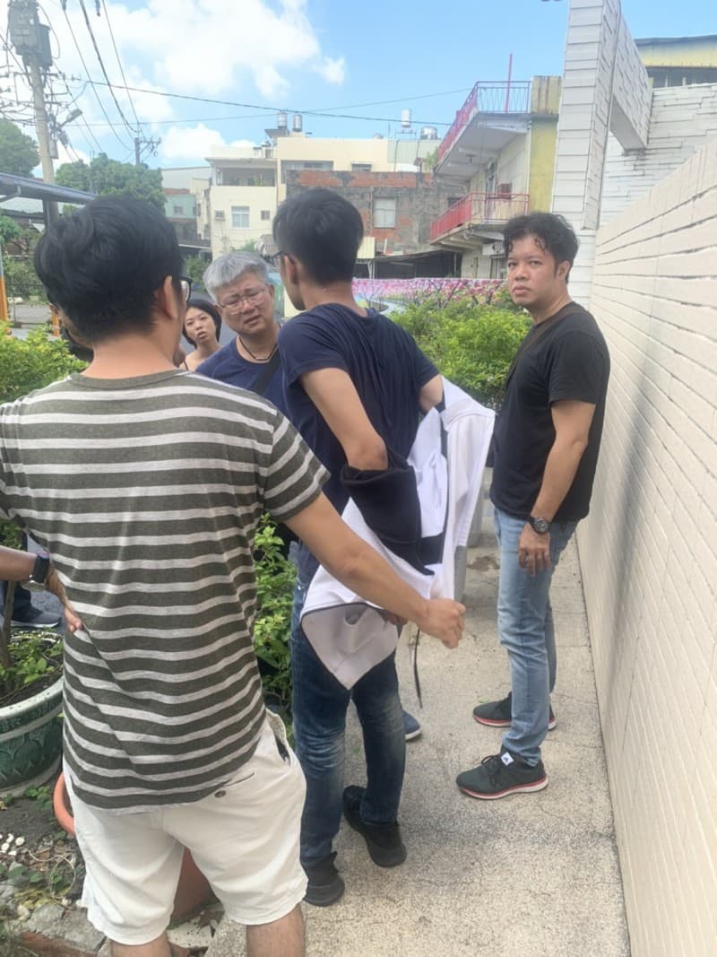 新興警方在案發後不到5小時內逮捕滋事者易男（左二）。（讀者提供）