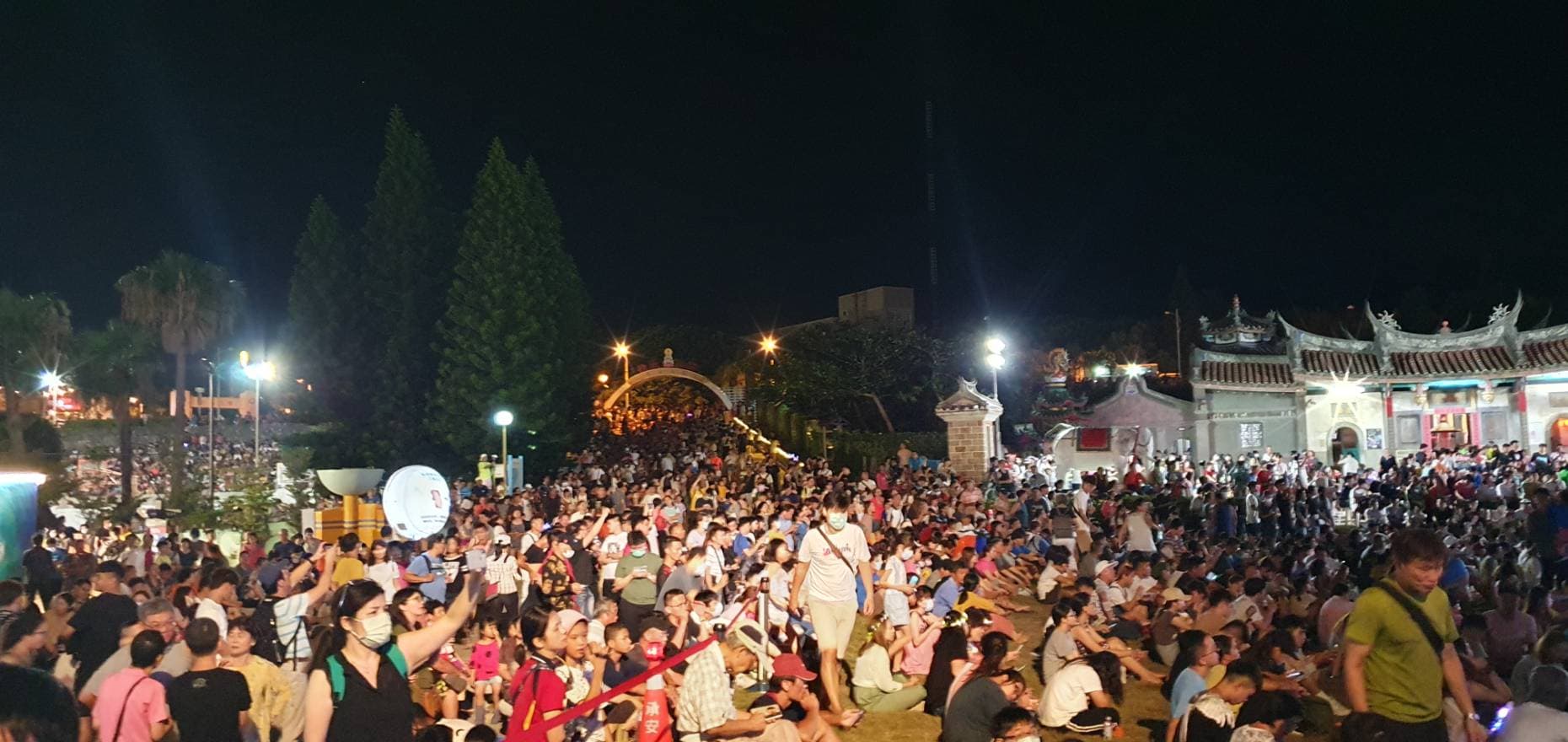 國旅大爆發，澎湖花火節湧入約2萬2,000人，也被質疑太多人潮可能影響觀光品質。（翻攝自澎湖縣政府警察局臉書）