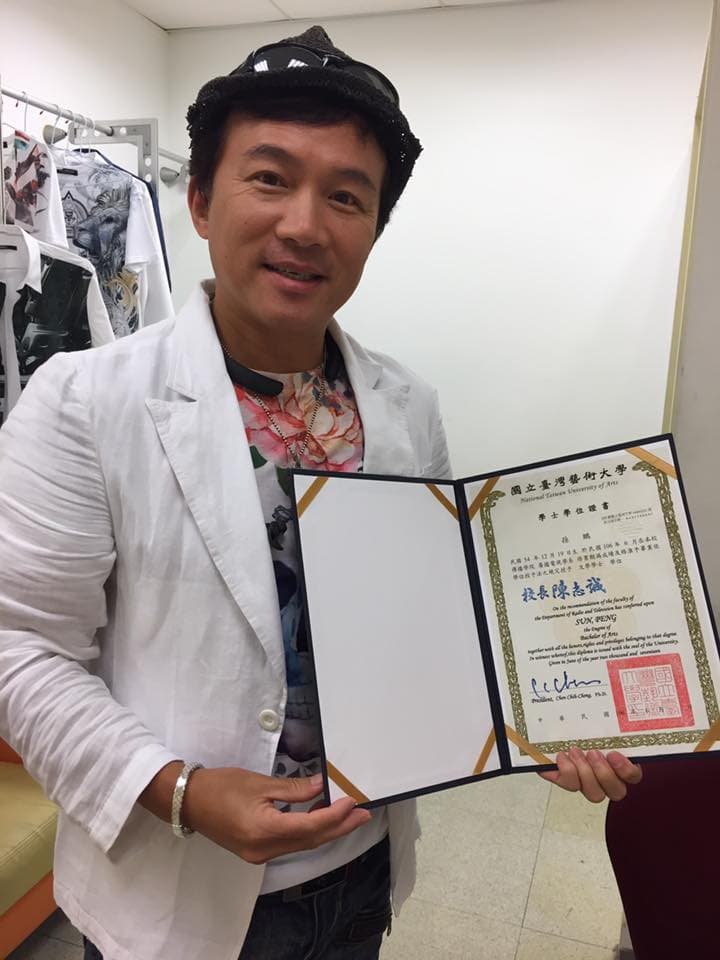孫鵬酒醉返家時與計程車司機起口角，甚至推打對方，也與自己的外甥爭執，吵到鄰居住戶。（翻攝自孫鵬臉書）
