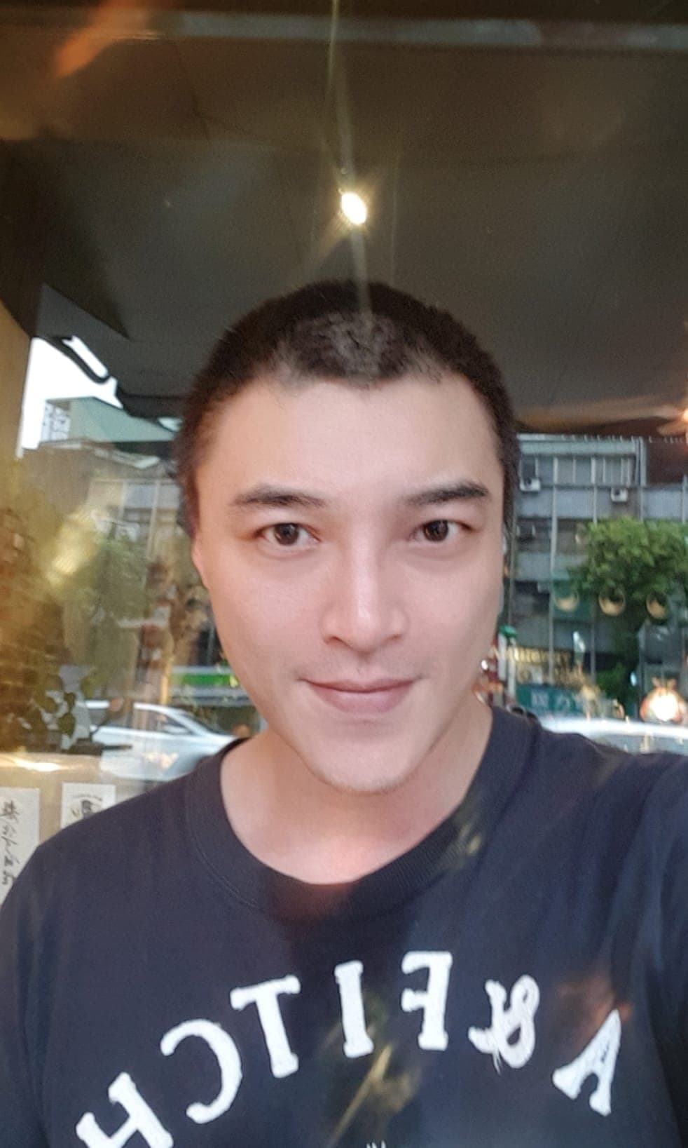錢櫃服務生指控安定亞酒醉跑進廚房踹他屁股，還打傷他頭，安定亞被依傷害罪起訴。（翻攝自安定亞臉書）