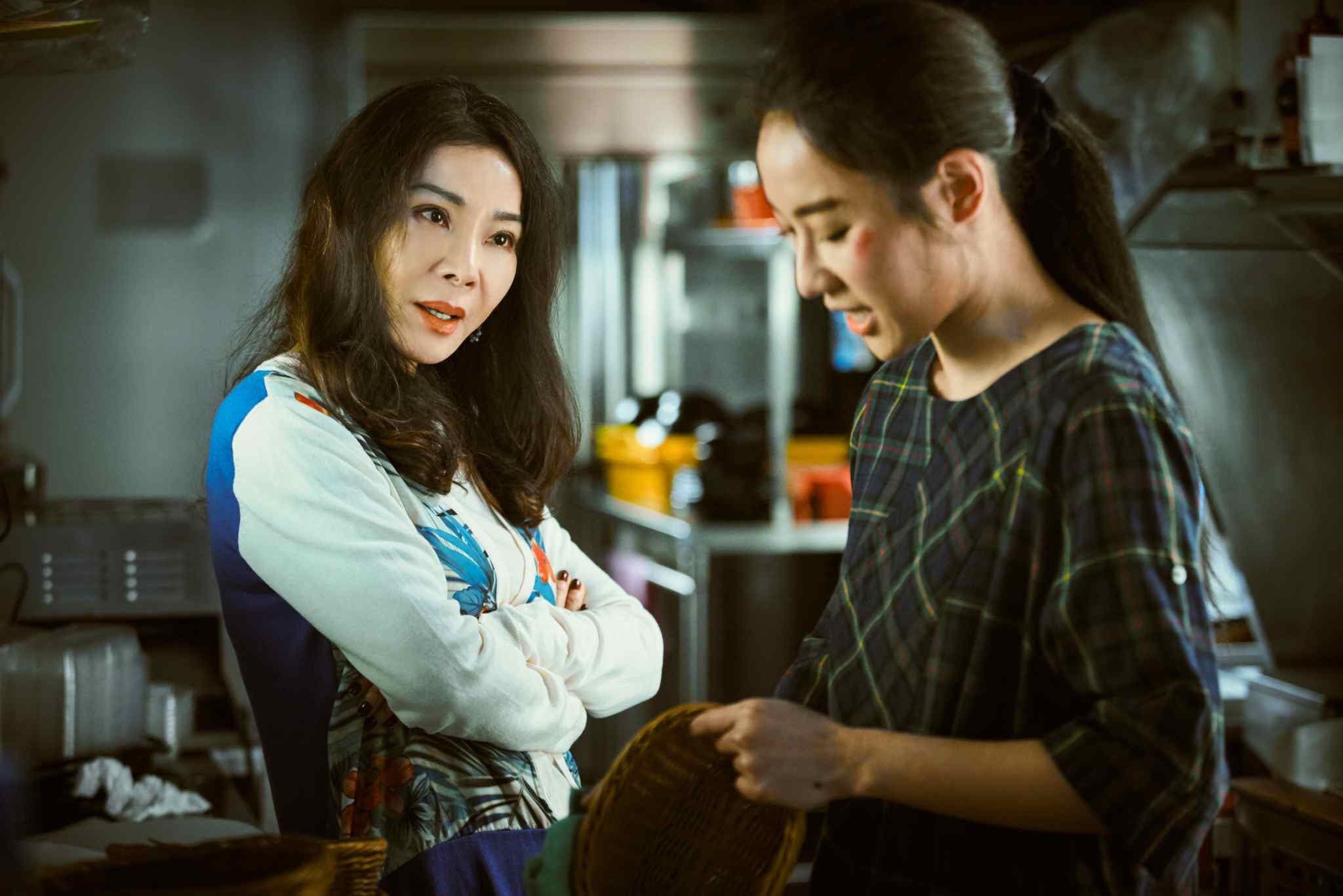 陳美鳳跟方宥心《三春記》中飾演母女，為了女性的幸福互相鼓勵。（民視提供）