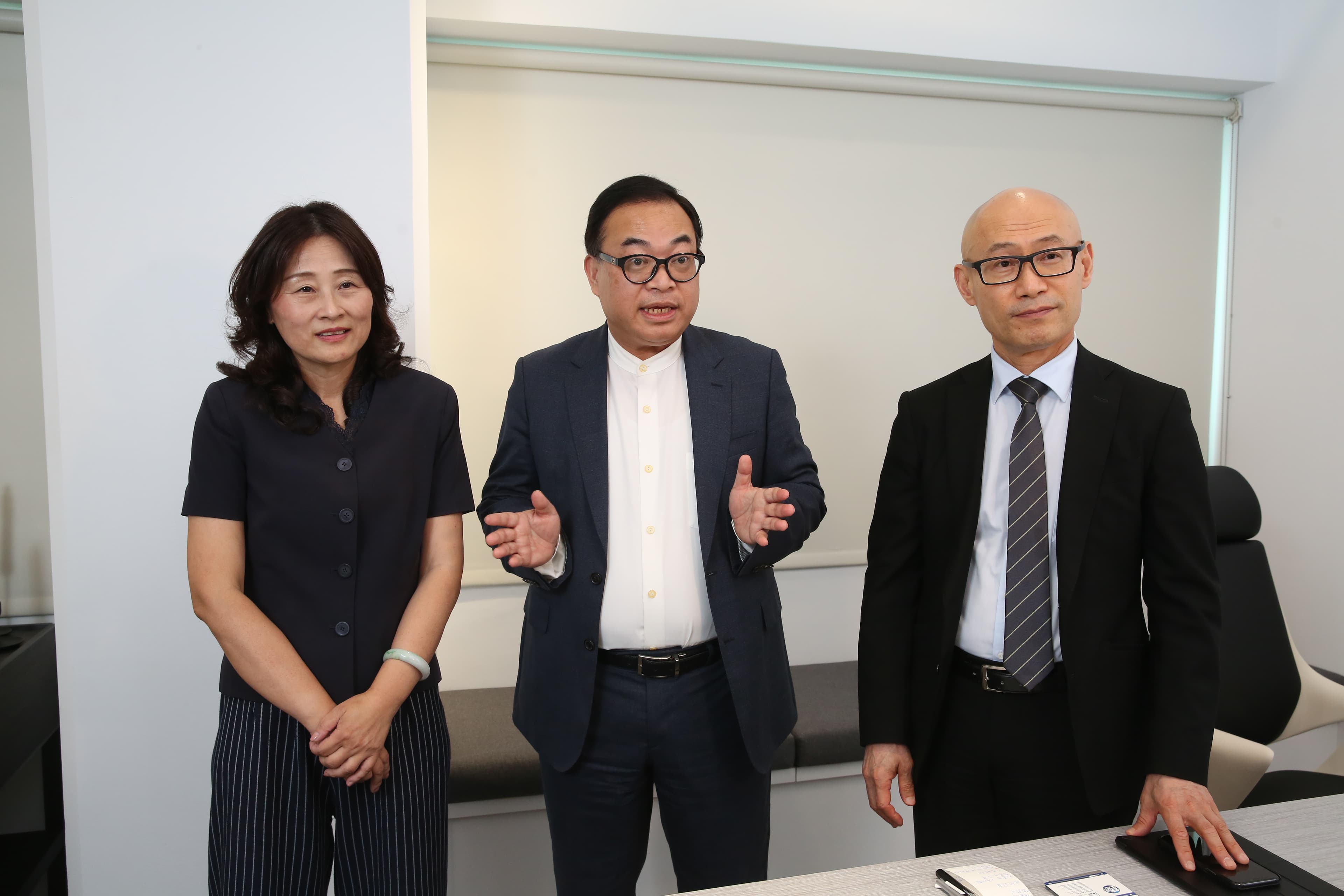 由外資組成的投資團隊近期也在媒體前曝光，強調會投資東林市看好該公司有好的技術及品牌優勢。左起為劉家芮、戴偉衡、李懷原。