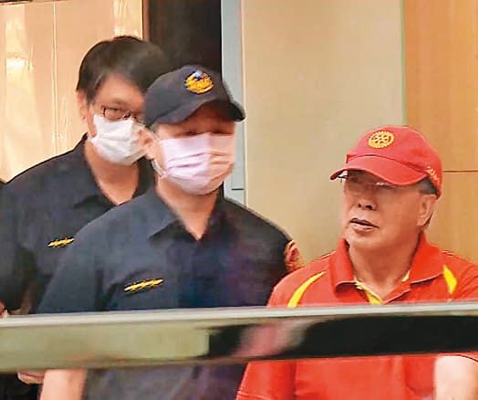 「台灣昇降設備檢查促進安全協會」祕書長簡政健（右），被懷疑是白手套，訊後被檢方諭令以40萬元交保，他離開北檢時仍否認犯行。（翻攝TVBS）