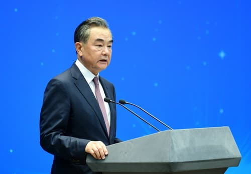 外交部長王毅頌讚習近平是「偉大的戰略家」。（翻攝自中國外交部網站）