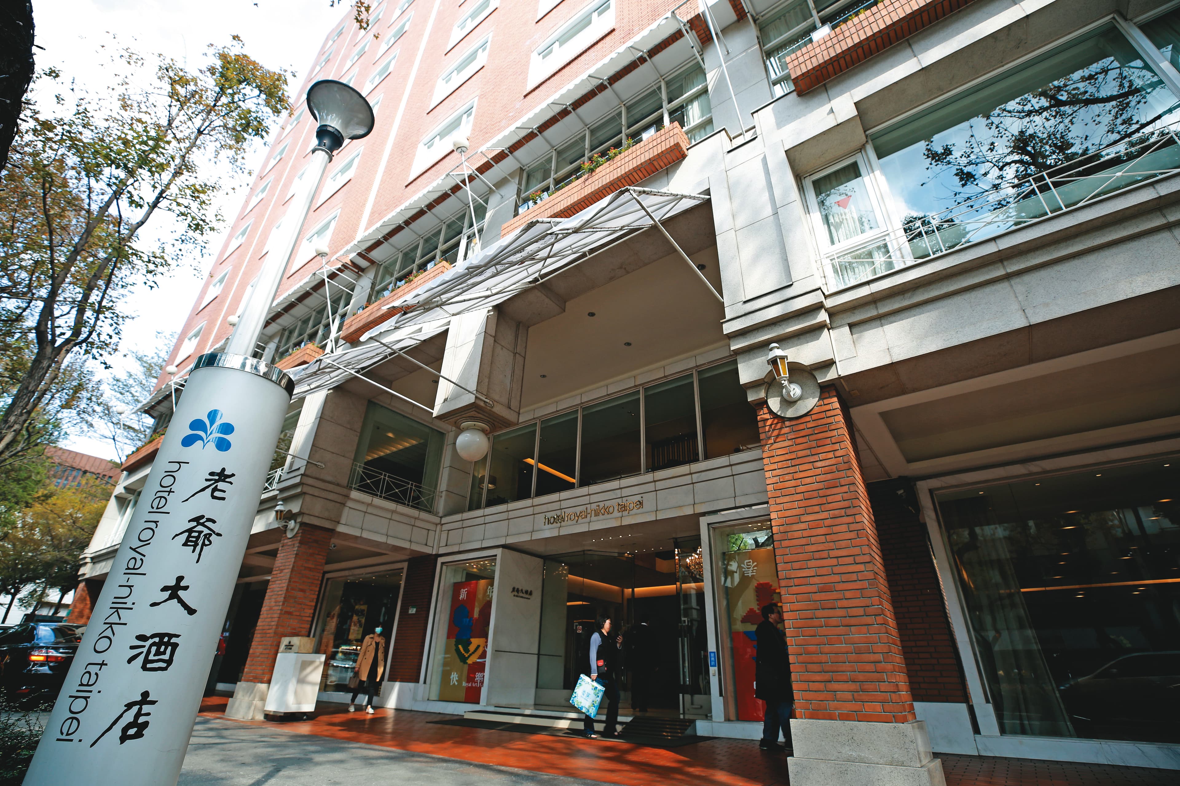 除了營造業，廖萬應、林清波也成立老爺酒店跨入飯店經營。