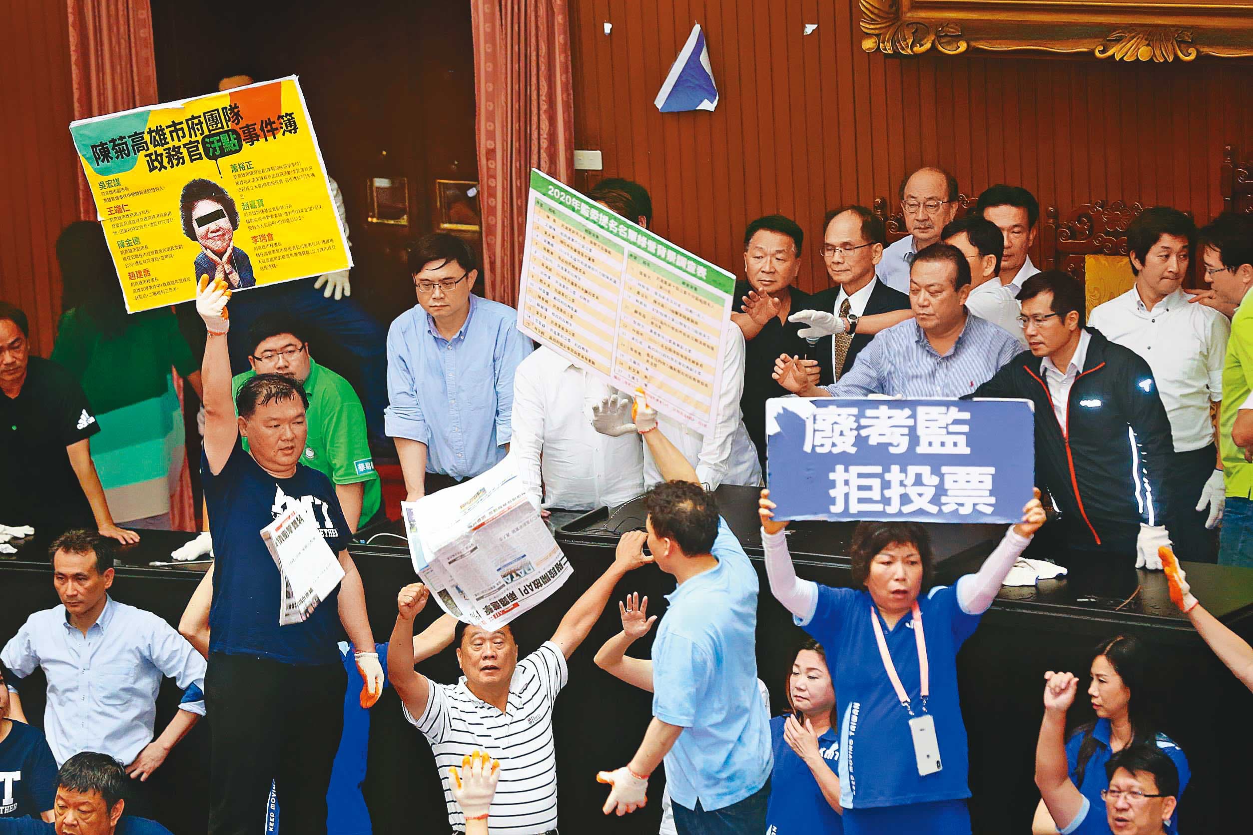 上週朝野立委為監委人事案爆發激烈衝突，游錫堃在混亂中主持議事。