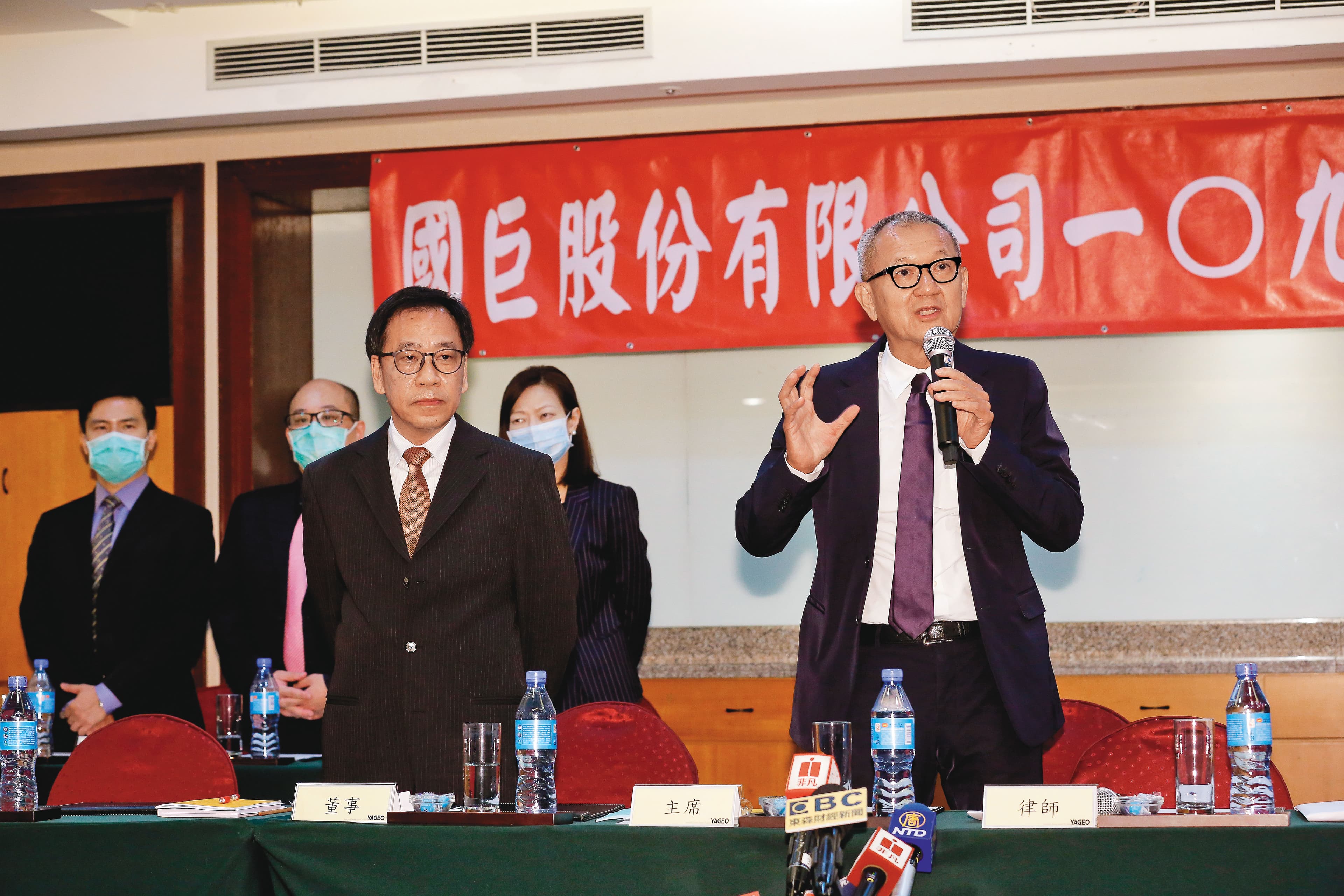 近年來大動作海外併購,陳泰銘(右)在今年股東會上,強調併購美商基美對國巨的貢獻將從下半年逐步顯現。
