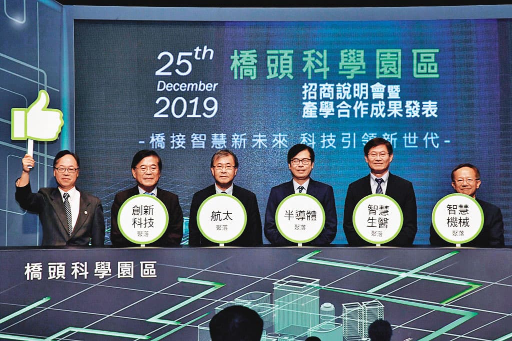 國巨申請進駐高雄橋頭科技園區,幕後最大推手就是目前正參與高雄市長補選的前行政院副院長陳其邁(右3)。(行政院提供)