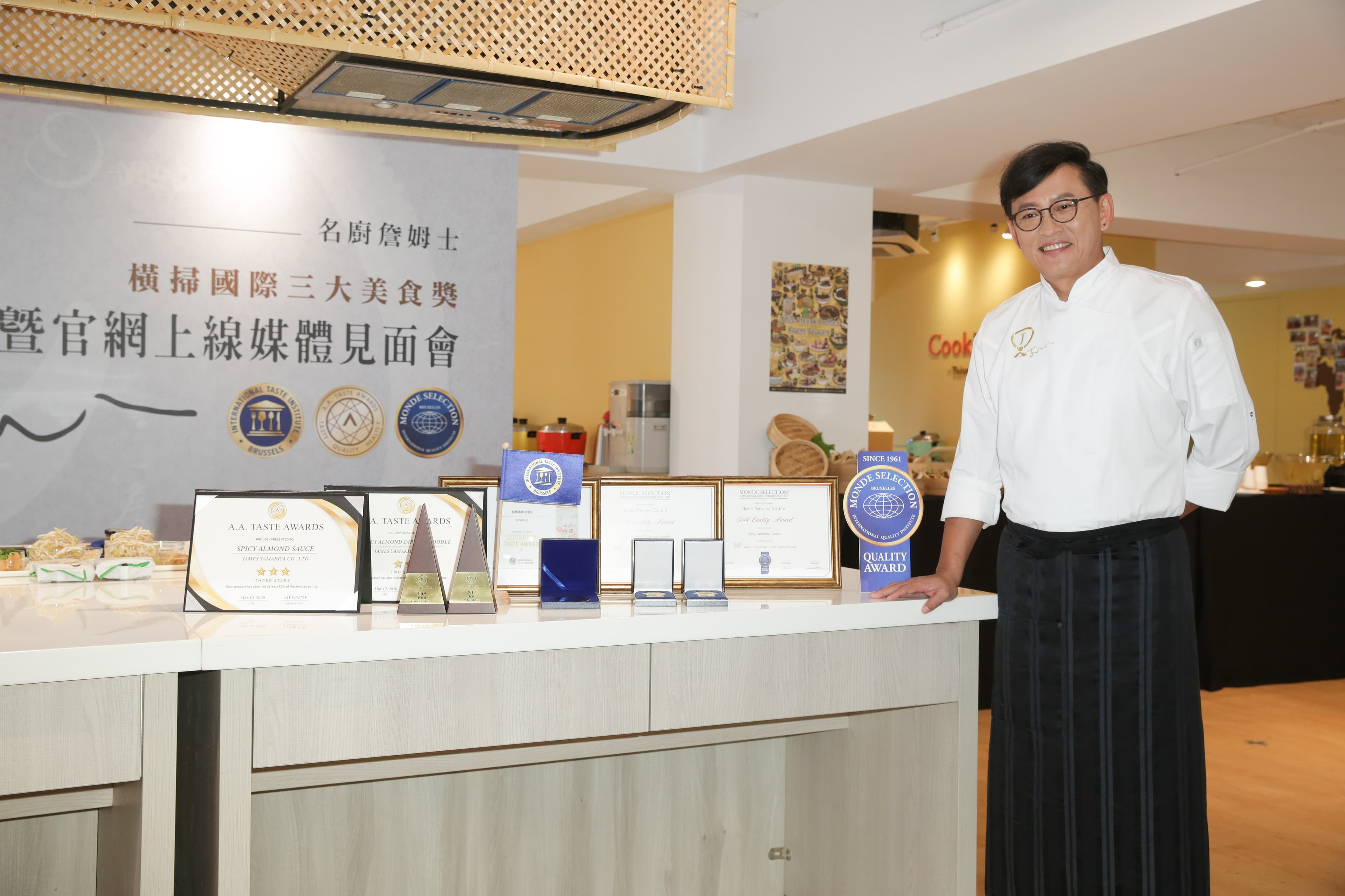 詹姆士自創的拌麵品牌「詹醬」及「詹麵」上市滿一年，榮獲三項國際美食獎肯定。