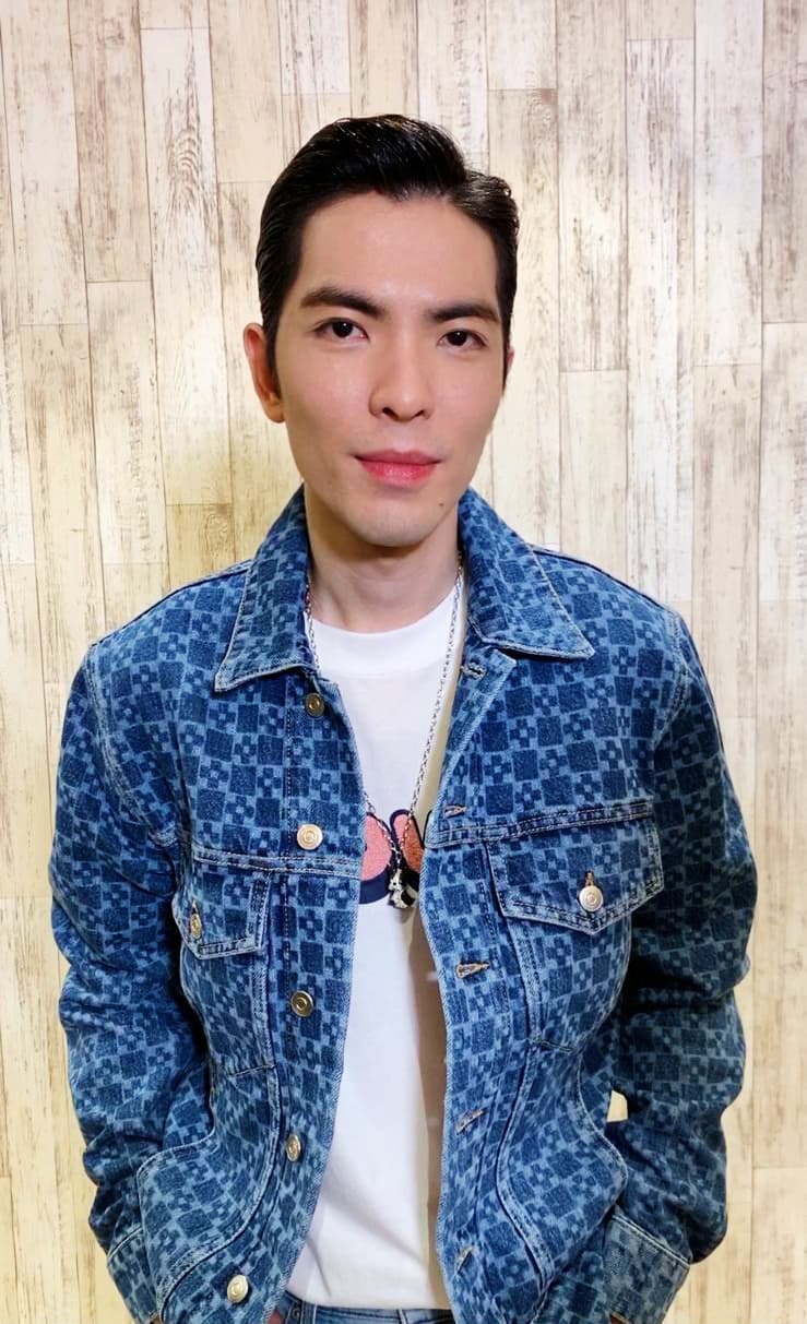 蕭敬騰佩戴Qeelin Wang Wang項鍊錄製抖音新歌宣傳。（Qeelin提供）