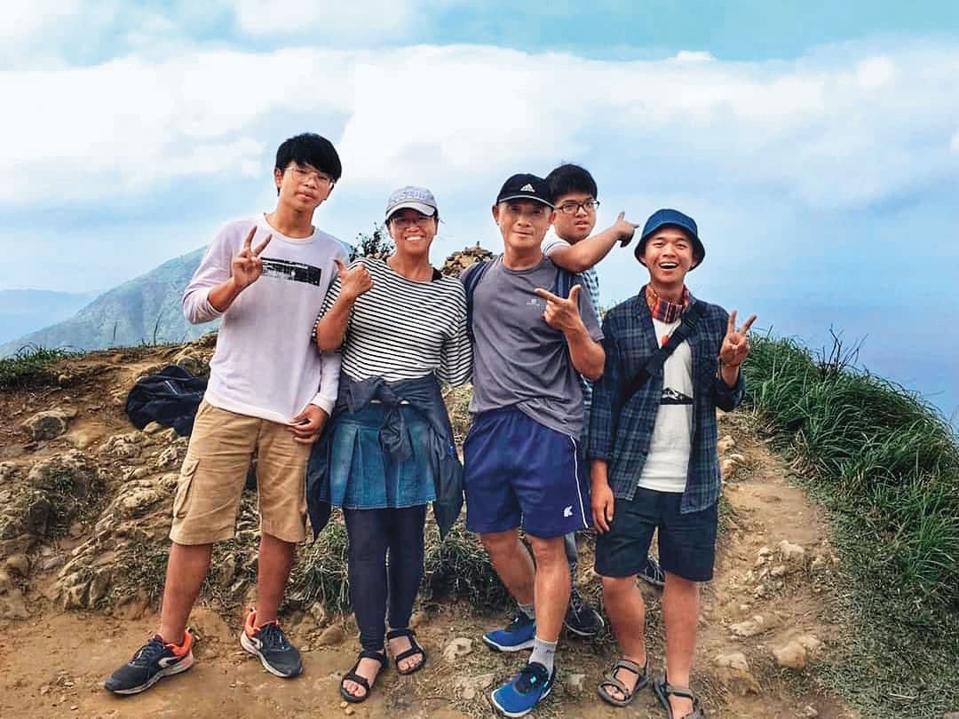李立丞（右）和爸媽及2個弟弟，全家一起到茶壺山健行。那是在李爸李媽離婚前的家族合影。（李立丞提供）