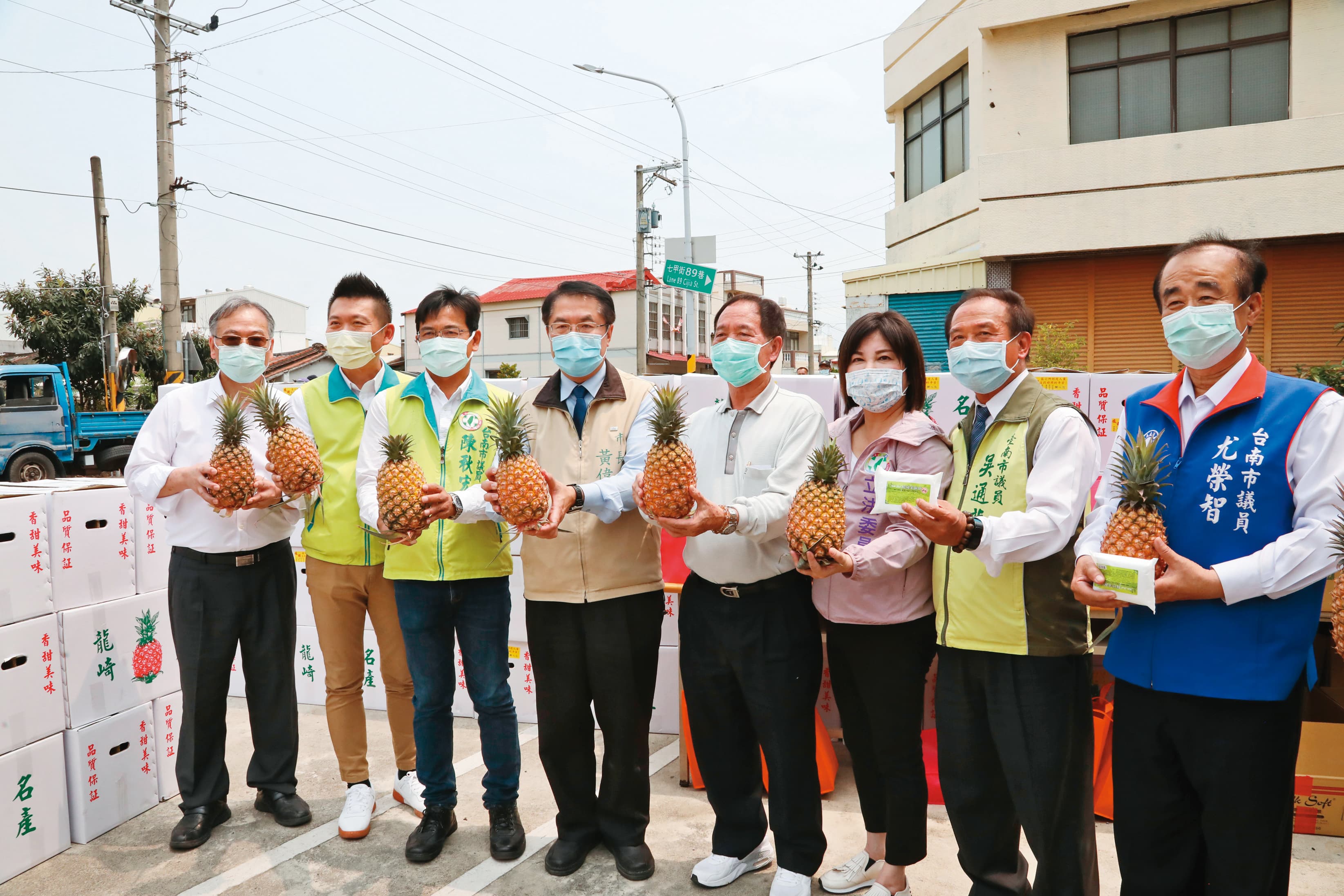 「南六企業」致贈千斤鳳梨給地方區公所，應援第一線防疫人員吃出健康同時，更是幫助農民度過難關。（臺南市政府新聞及國際關係處提供）