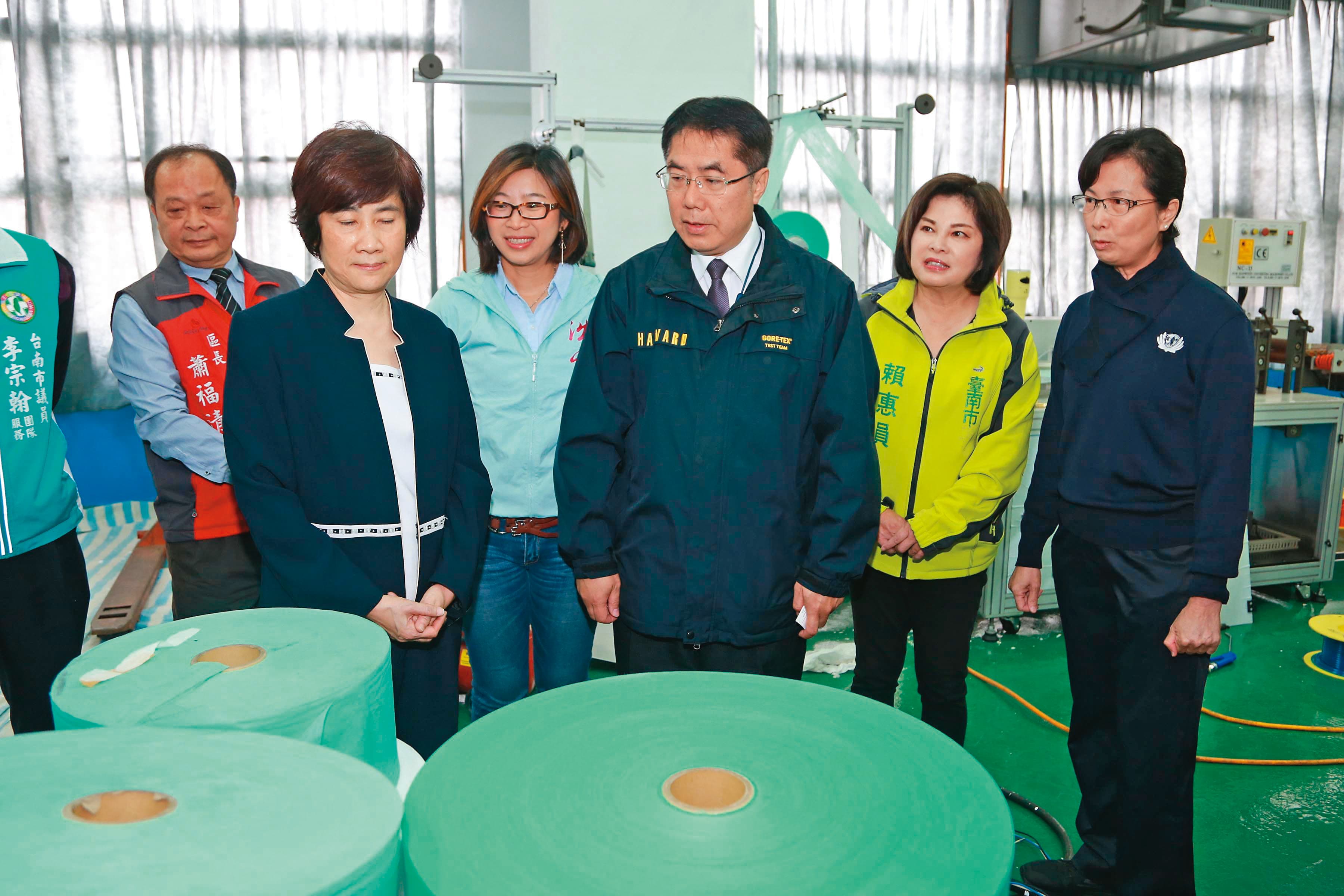 位在白河的口罩大廠「恆大股份有限公司」，配合國家徵召，調集原有人力，也加入國軍及慈濟志工，迅速拉升口罩產能。（臺南市政府新聞及國際關係處提供）