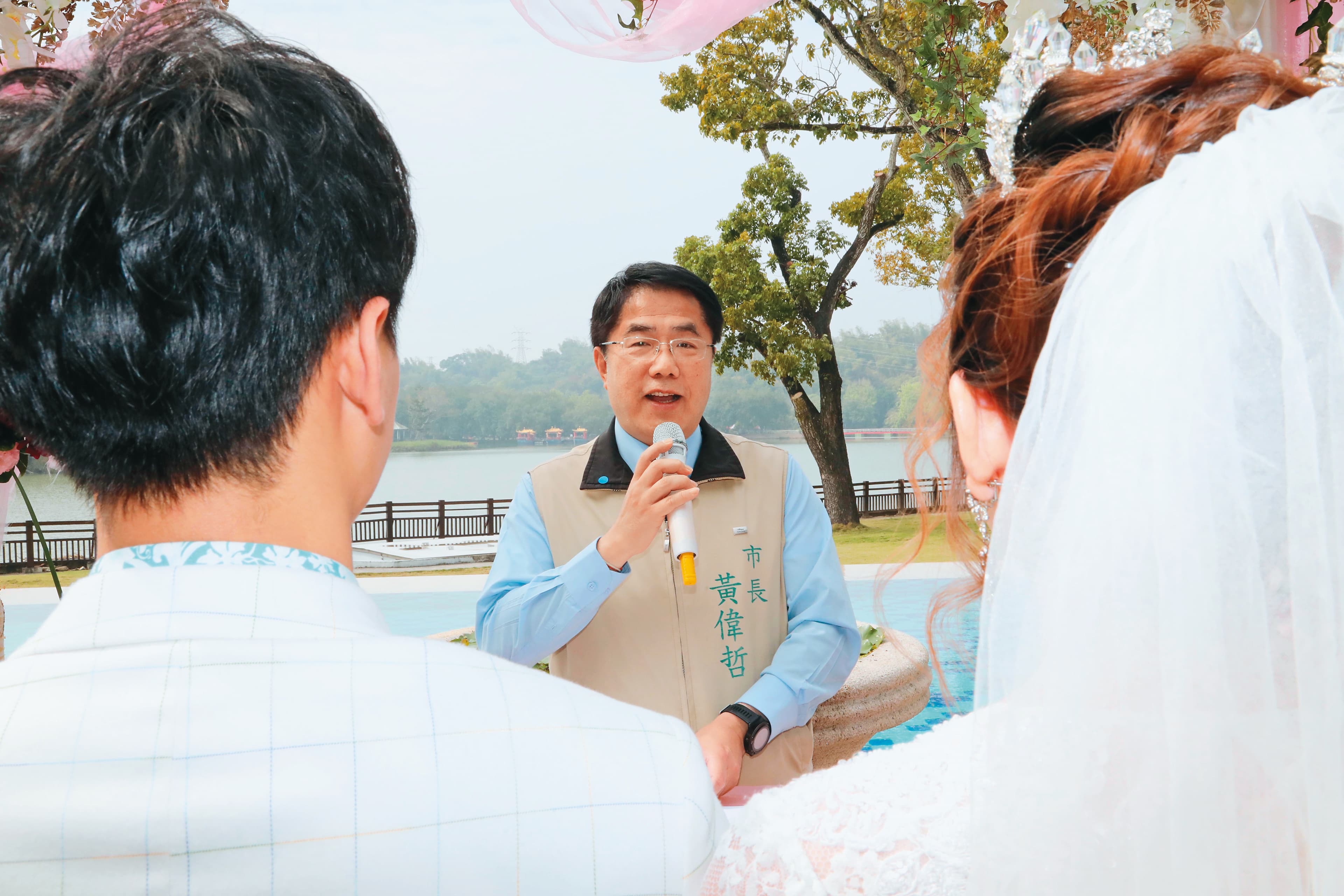 市長在柳營尖山埤江南渡假村泳池畔為新人浪漫證婚。（臺南市政府新聞及國際關係處提供）